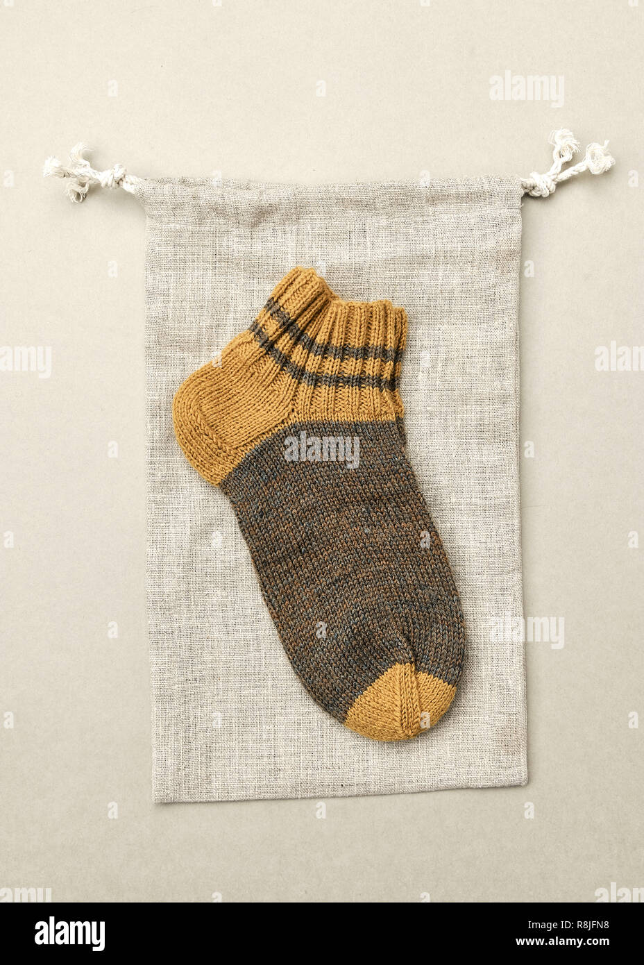 Biancheria tessuti grezzi calzino sulla iuta borsa riutilizzabile. Eco naturale ambiente Accessori e baby friendly. Cotone marrone Rifiuti Zero materiale verticale borsetta Foto Stock