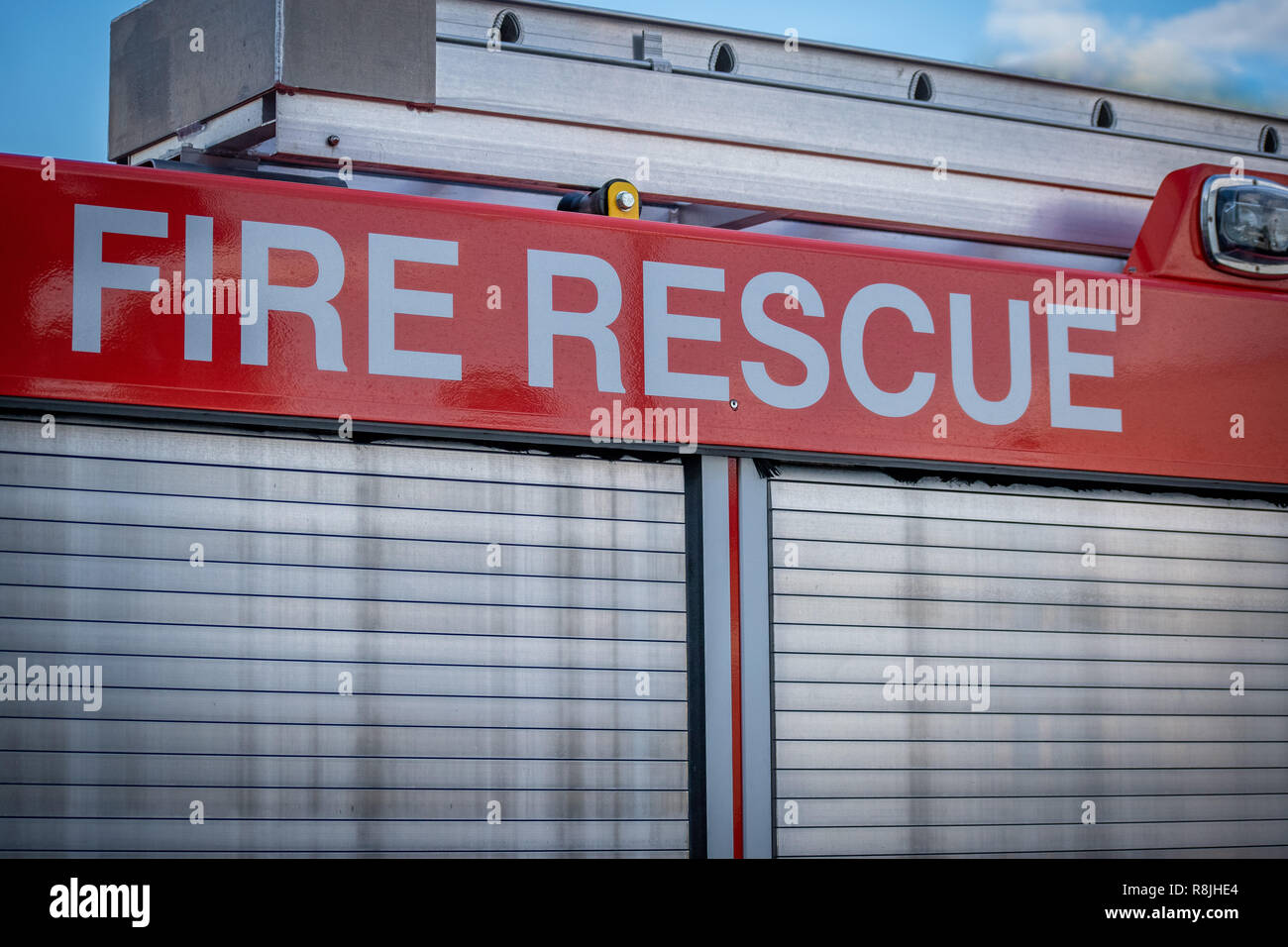 Una chiusura di un incendio parcheggiata rescue carrello Foto Stock