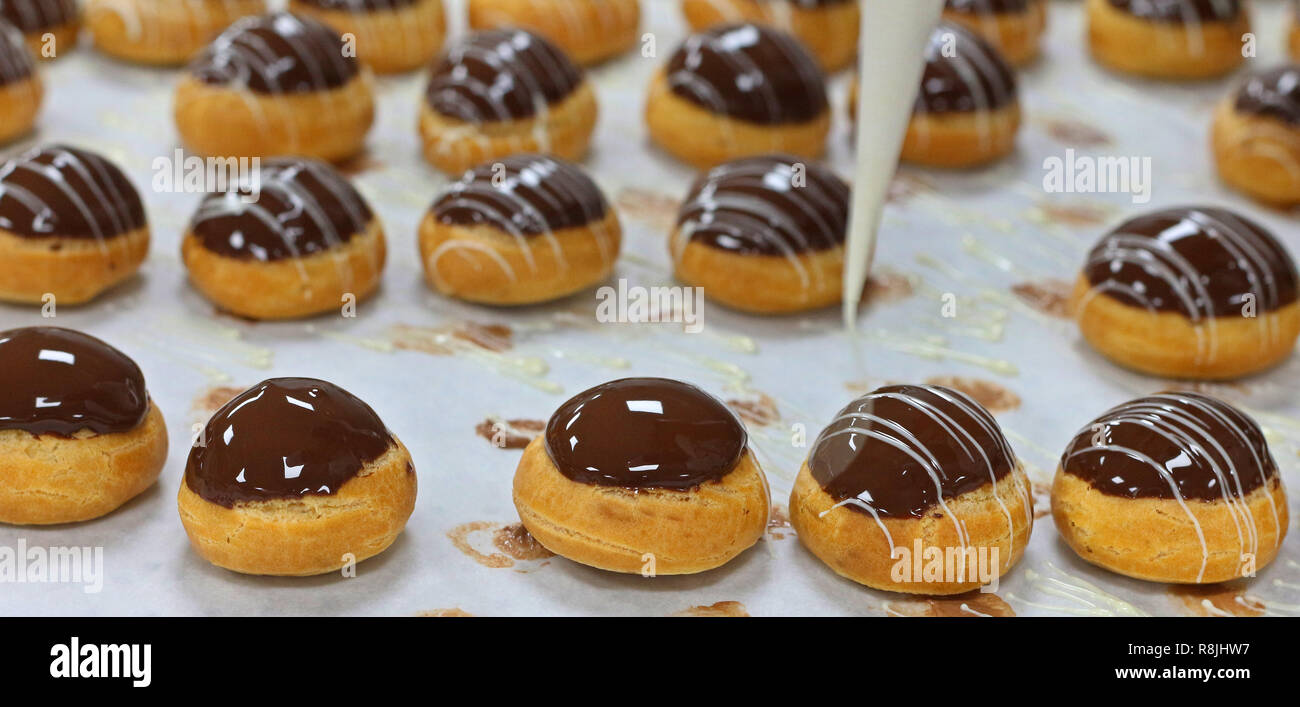 Cioccolato preparazione eclair Foto Stock