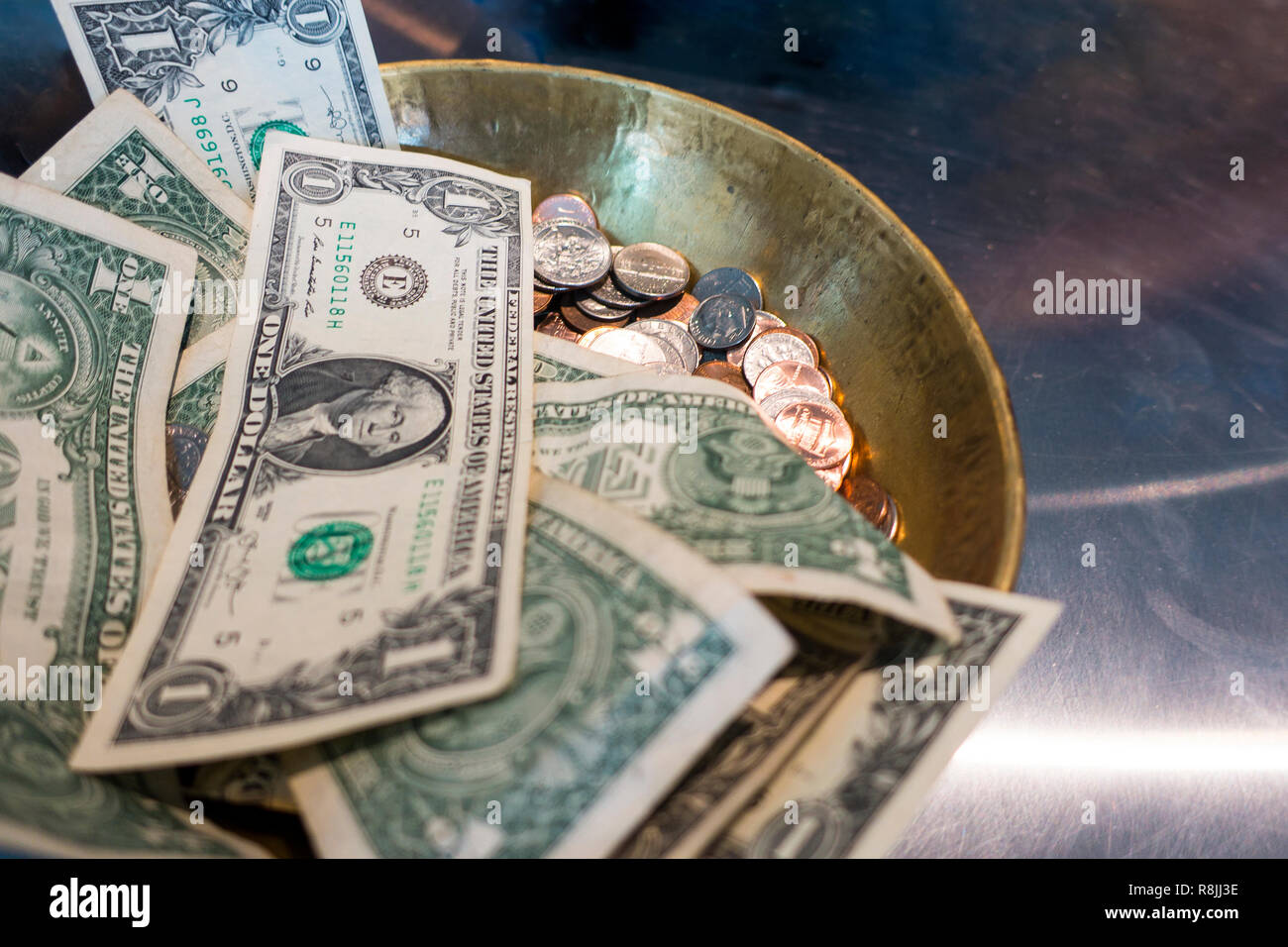 Il denaro americano valuta 1 fatture del dollaro e moneta spiccioli, spiccioli, nickles Foto Stock