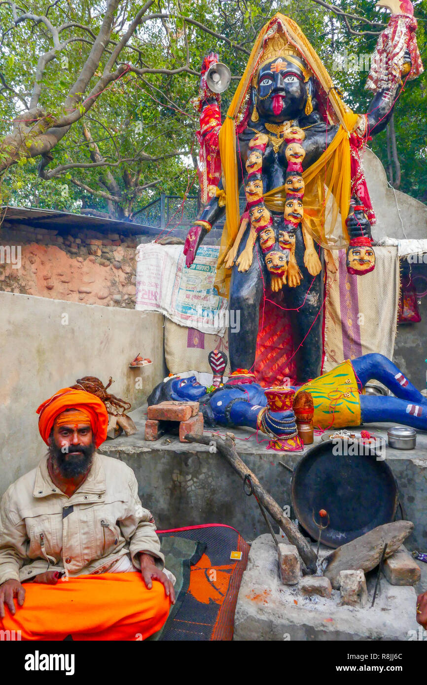 Yogi vicino il tempio e la statua di Shiva a Rishikesh, India Foto Stock