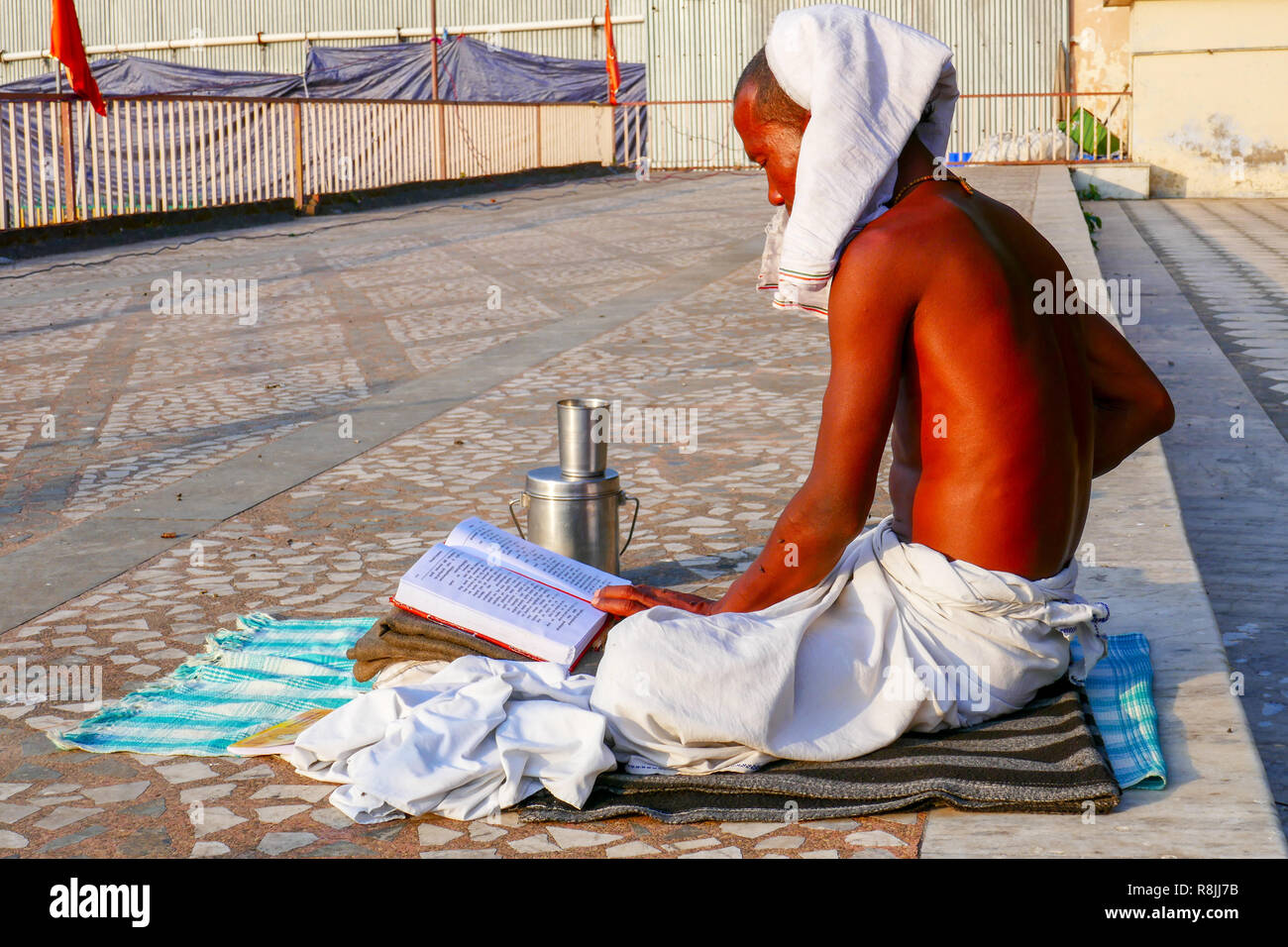 Yogi lettura a street a Rishikesh, India Foto Stock