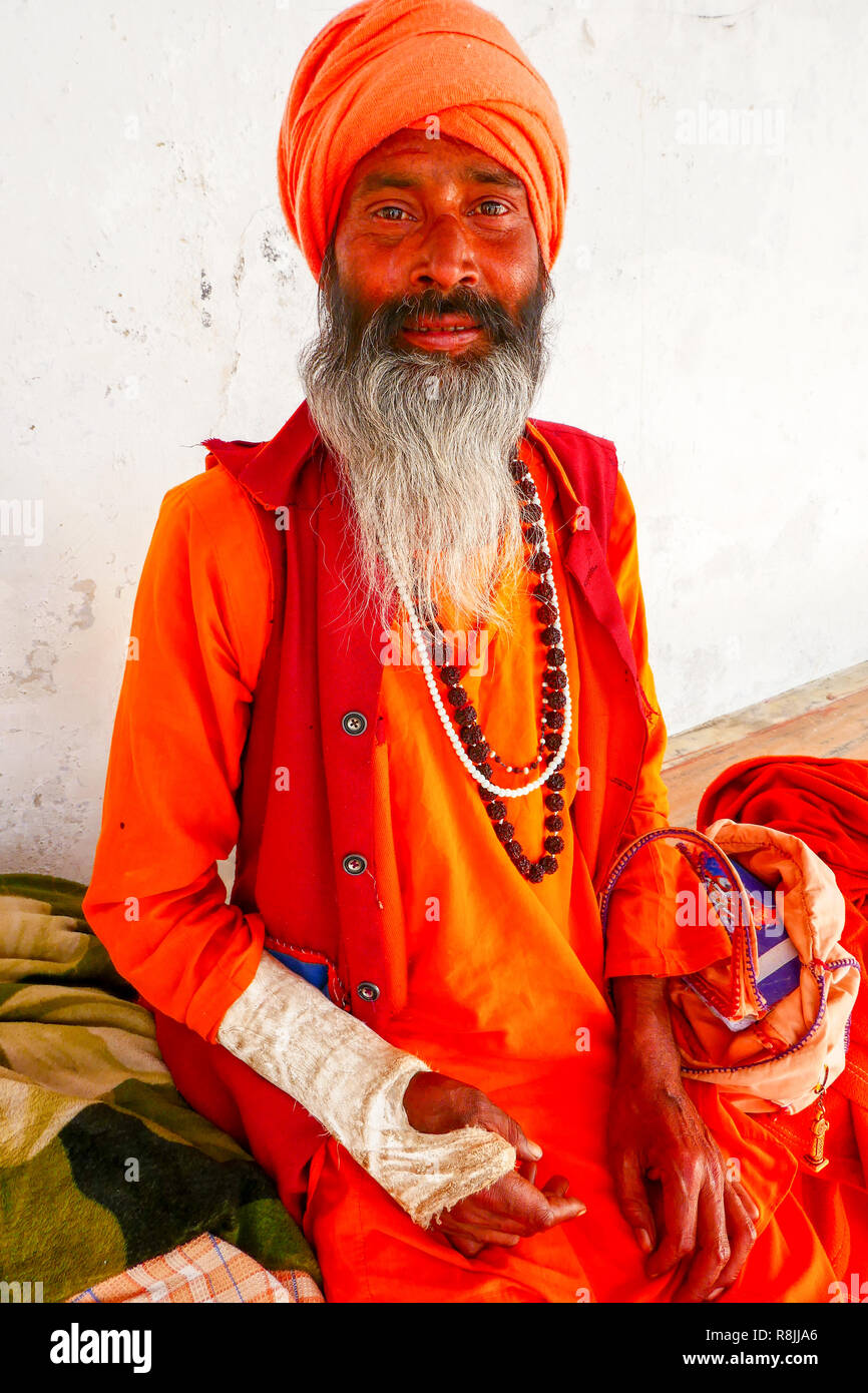 Yogi con braccio rotto a Rishikesh, India Foto Stock