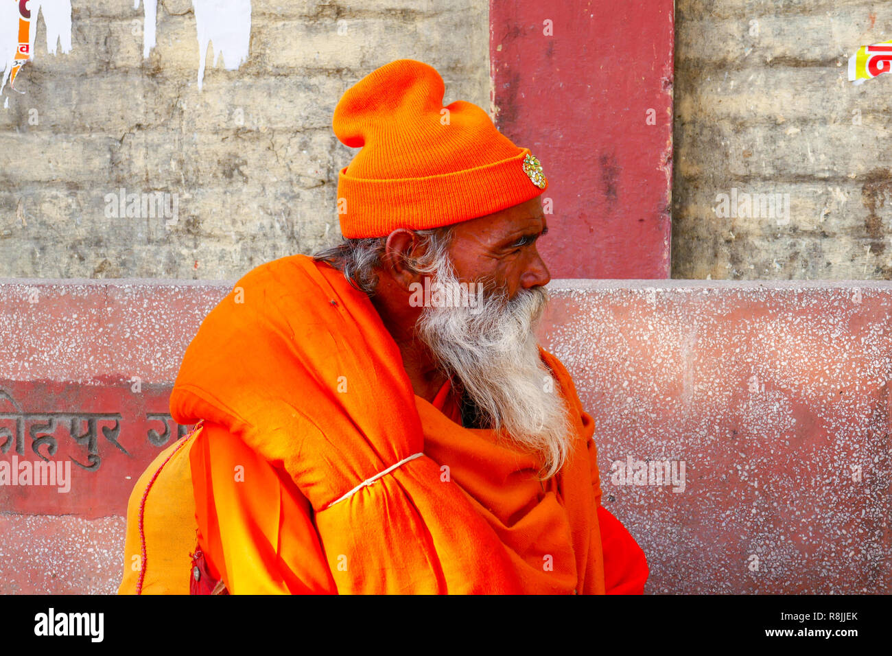 I vecchi yogi seduto al banco in Rishikesh, India Foto Stock