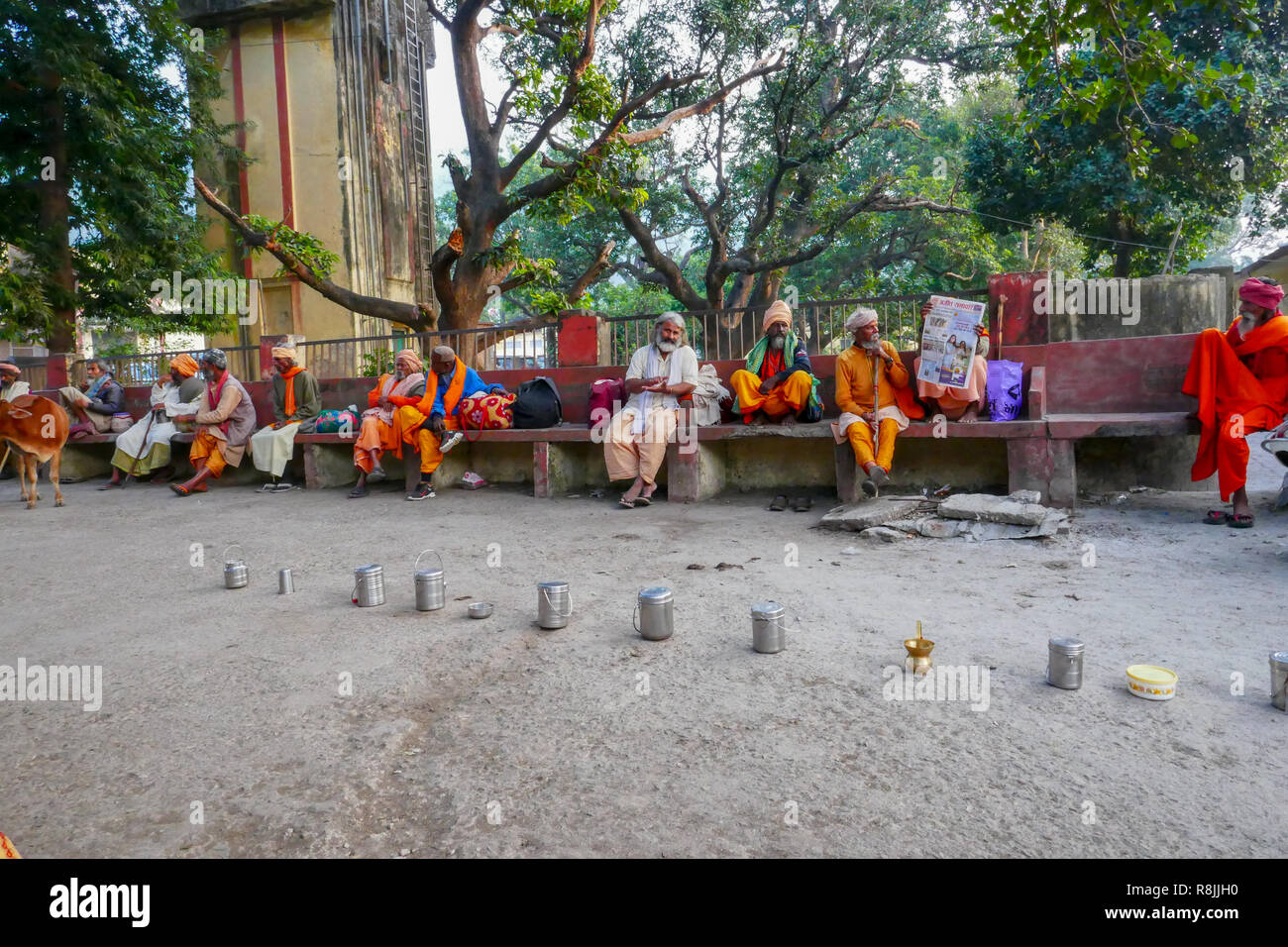 Fila di accattonaggio yogi a Rishikesh, India Foto Stock