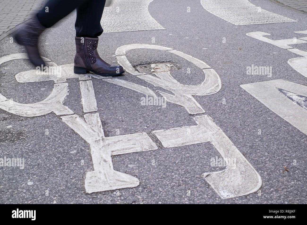 Attraversamento pedonale di fronte curvo asfalto bicicletta linea, una persona, conflitto di interessi Foto Stock