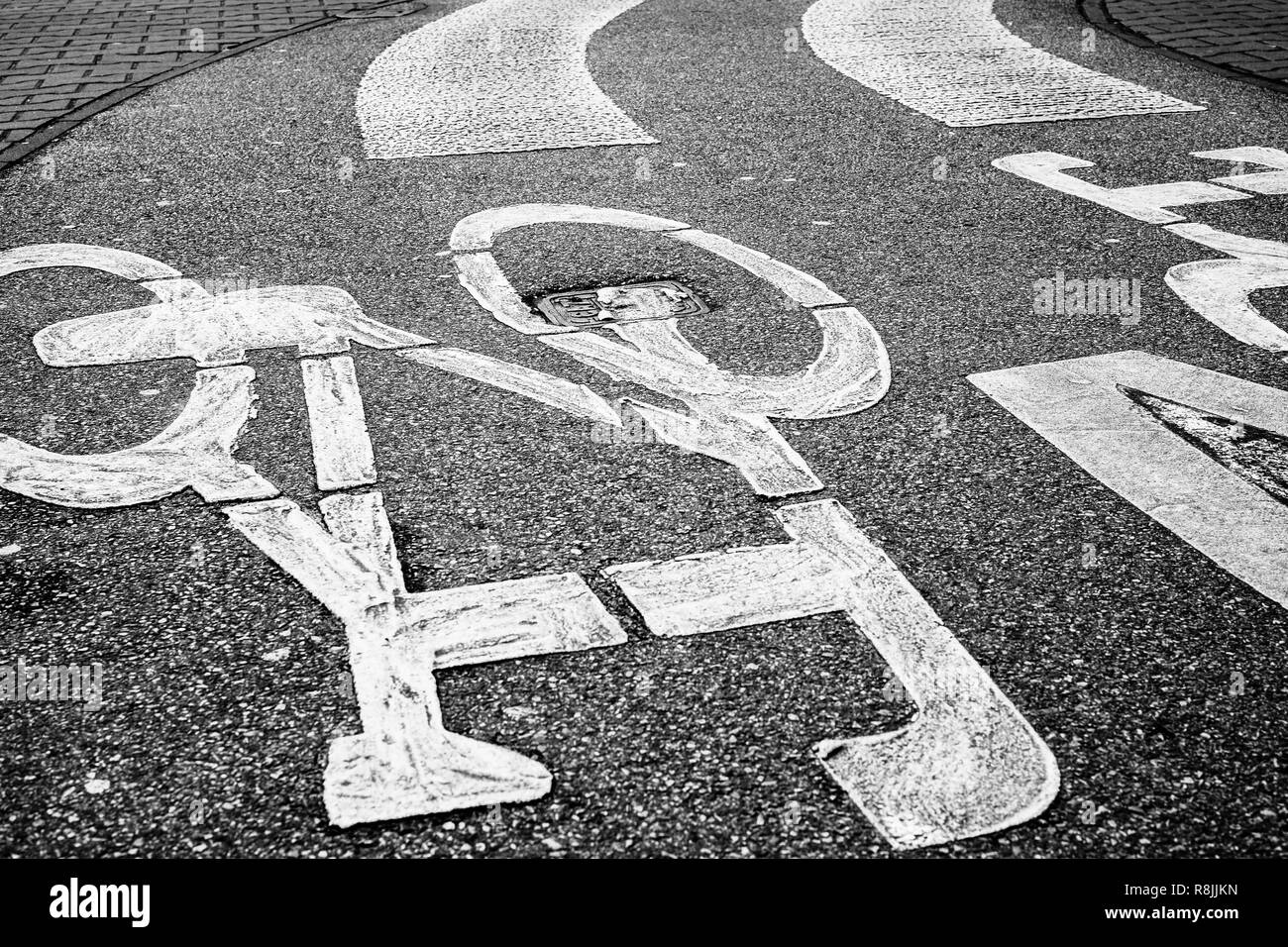 Attraversamento pedonale di fronte curvo asfalto bicicletta linea, alto contrasto foto Foto Stock