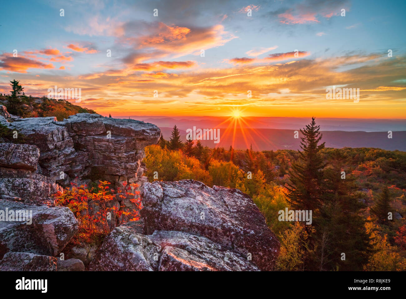 Il sole sorge su un crinale negli altopiani del West Virginia. Foto Stock