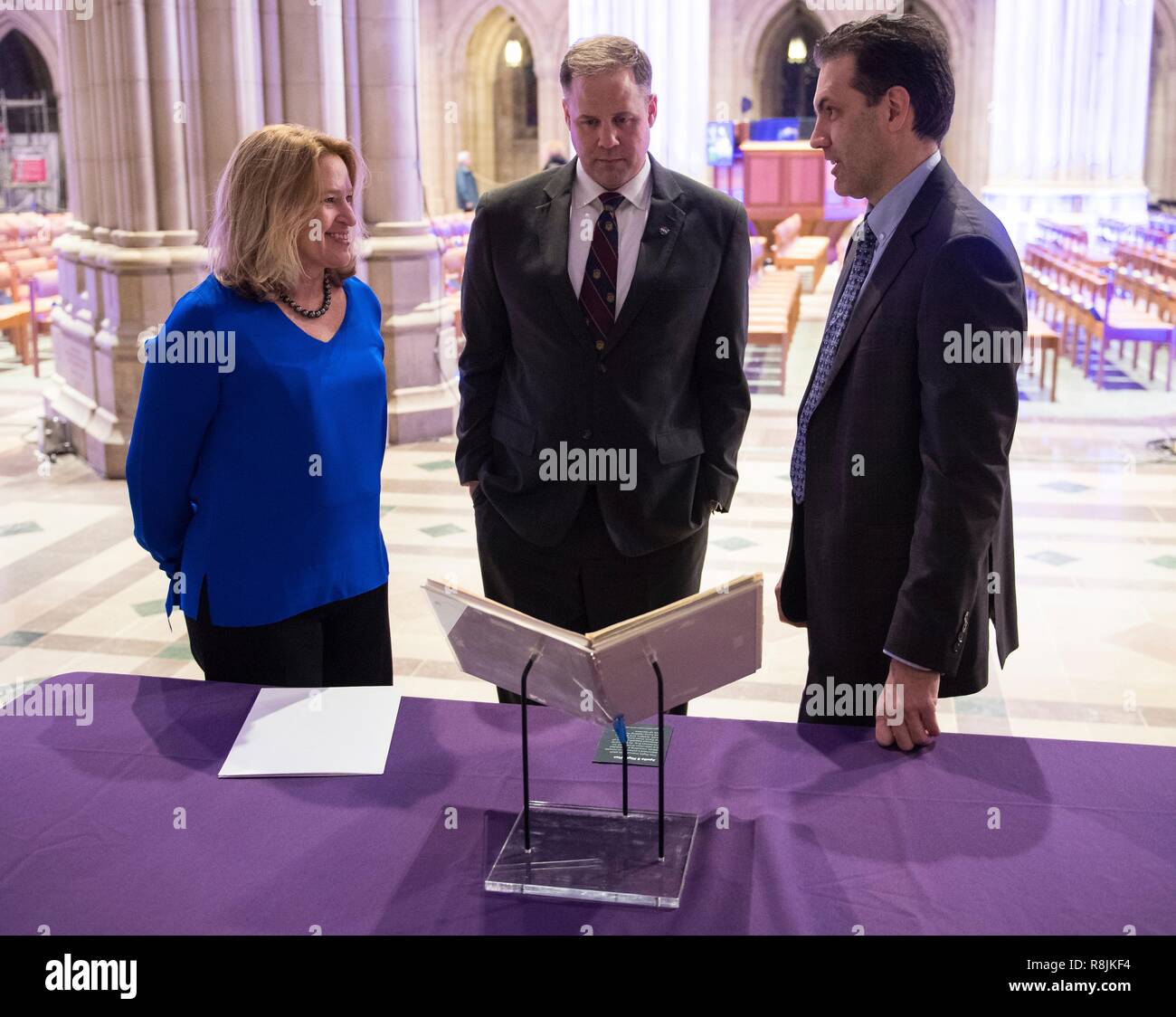 Direttore del Smithsonian National Air & Space Museum Ellen Stofan, sinistra, amministratore della NASA Jim Bridenstine, centro e Andrew Johnston, dal Chicago Planetarium Adler vista l'astronauta della NASA Jim Lovells Apollo 8 piano di volo sul display per lo spirito di Apollo evento commemorativo del cinquantesimo anniversario di Apollo 8 presso la National Cathedral, 11 dicembre 2018 a Washington, DC. Apollo 8 fu il primo voli spaziali con equipaggio sulla luna e ritorno portando gli astronauti Frank Borman, Jim Lovell e William Anders nel dicembre del 1968. Foto Stock