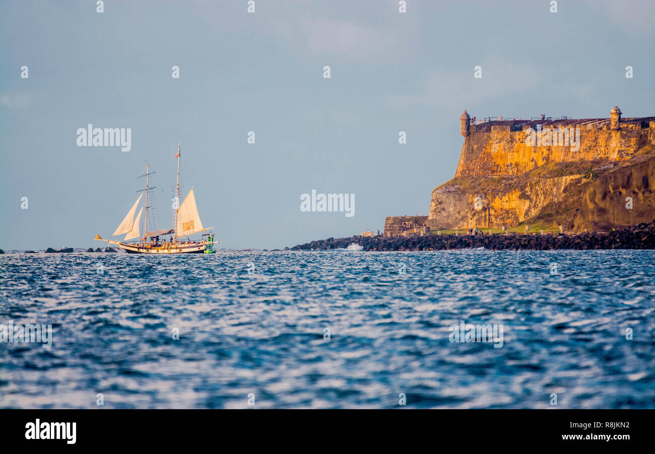 Una vista di una barca a vela a San Juan bay. Foto Stock