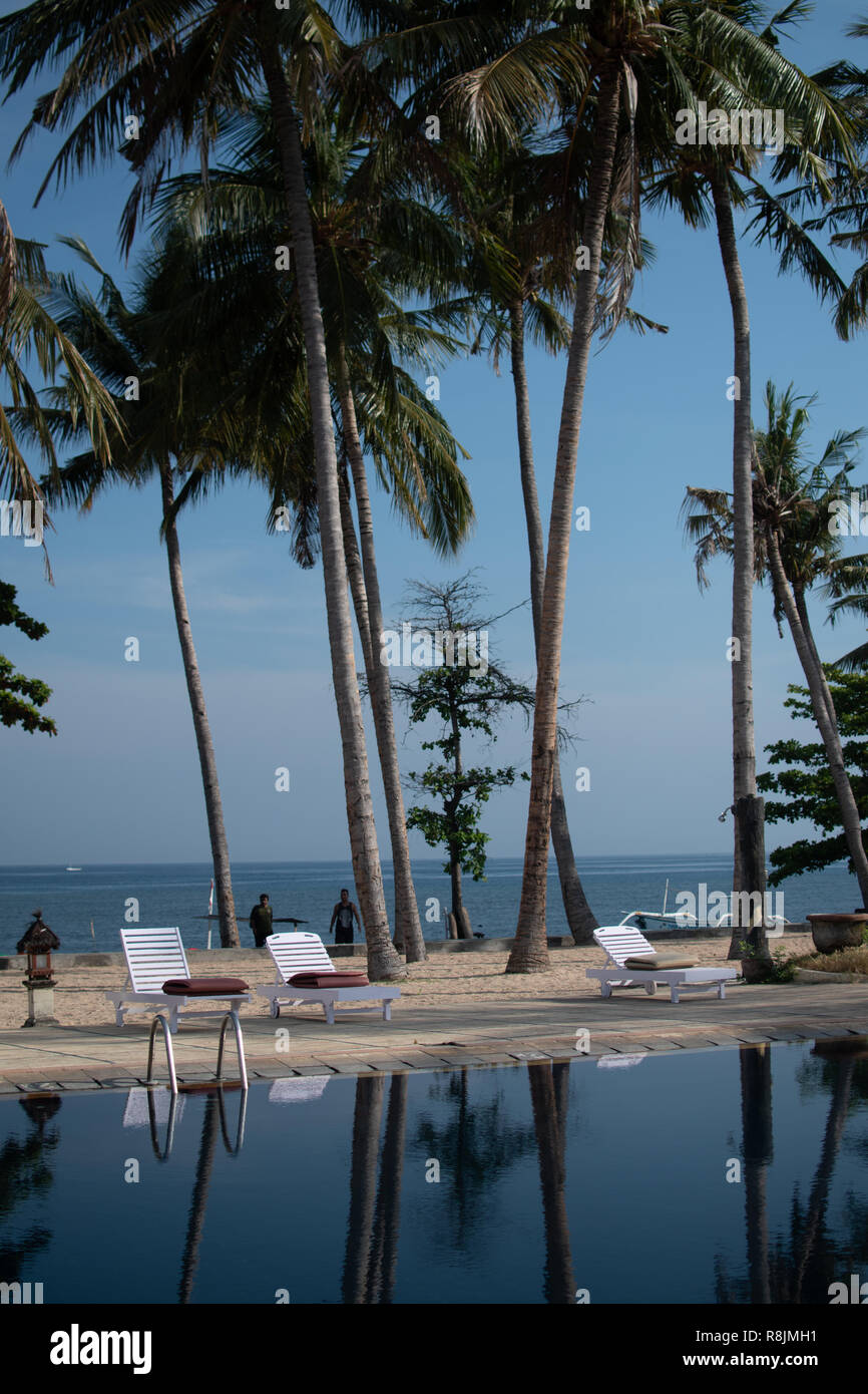 Piscina di lusso sulla spiaggia, tranquilla scena di esotico paesaggio con copia spazio, estate sfondo per vacanza vacanze Foto Stock