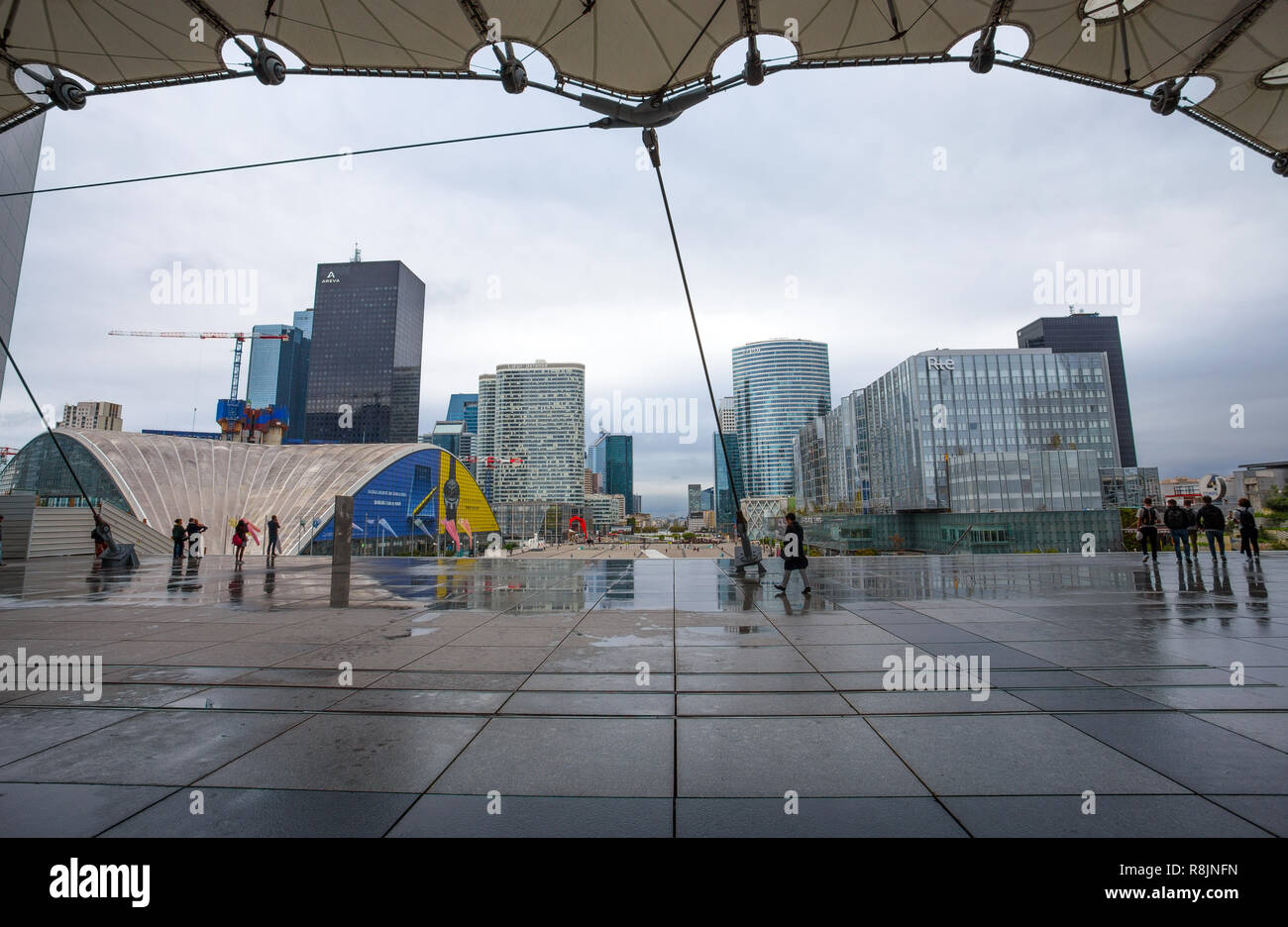 Parigi, Francia, 7 settembre 2018 - Vista di La Defense edifici, un grande quartiere degli affari della città, Parigi, Francia Foto Stock