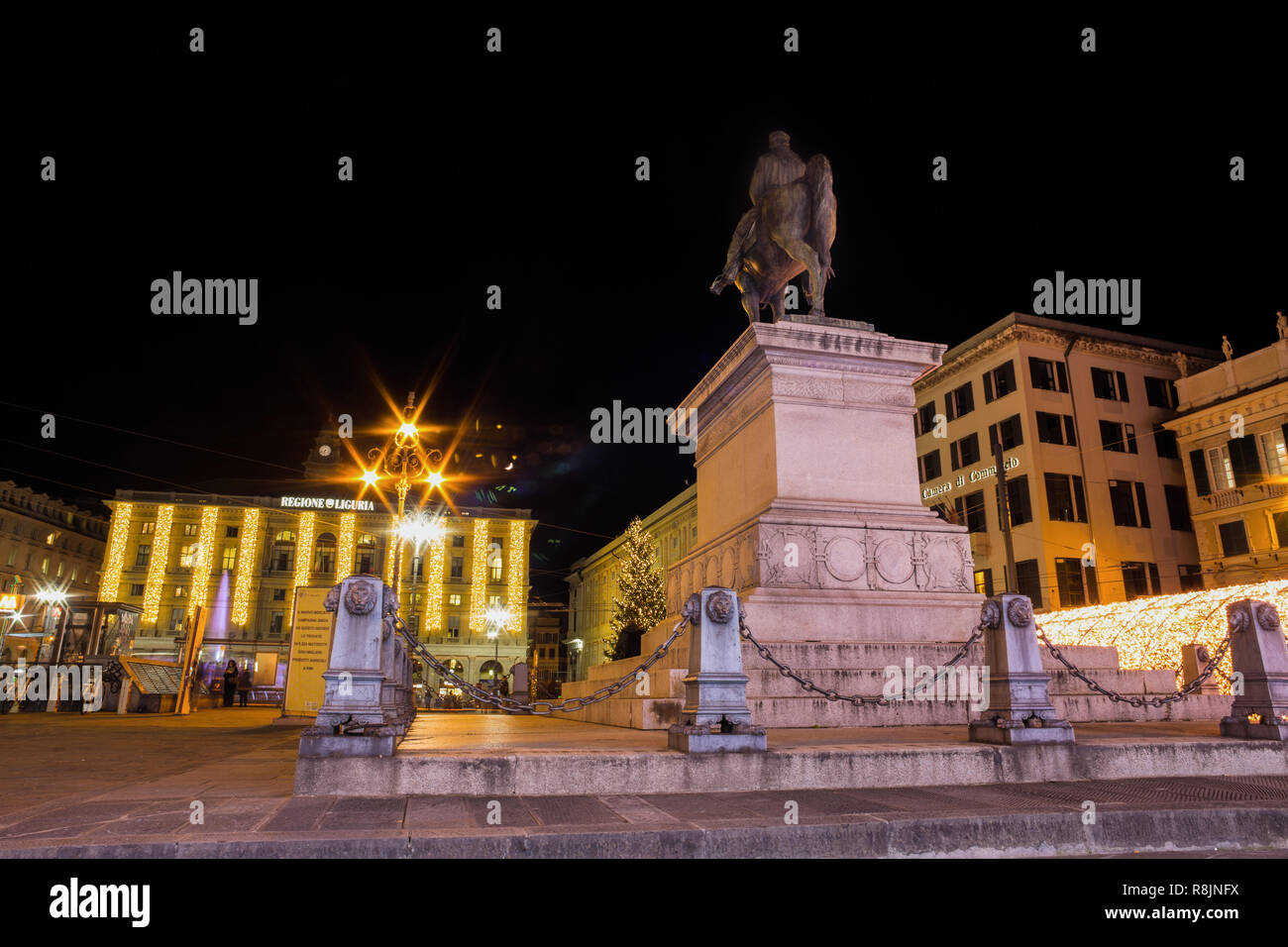 Genova, Italia, Dicembre 11, 2017 - Piazza De Ferrari con il monumento a Garibaldi di notte a Genova, Italia Foto Stock