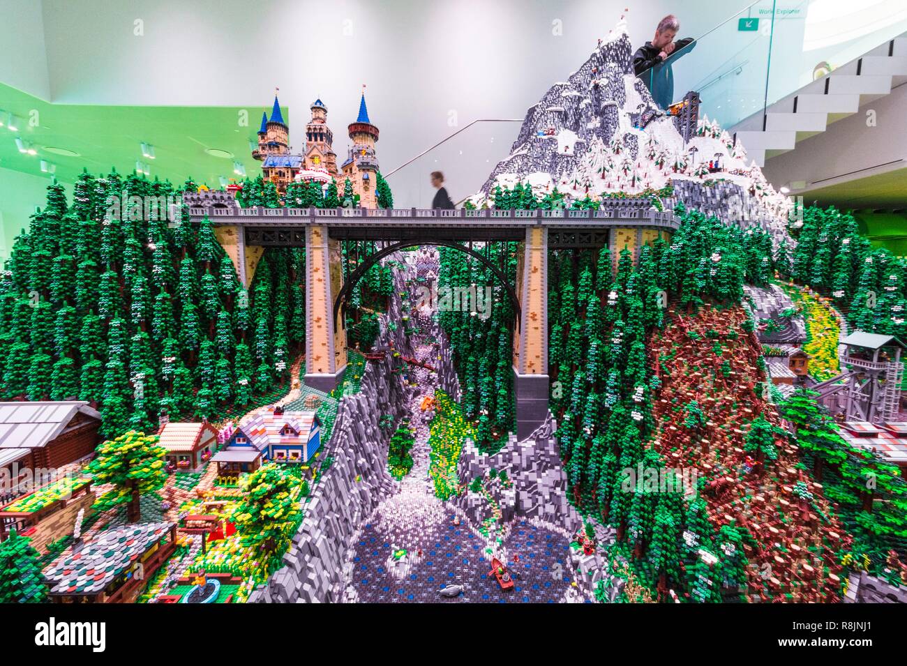 Danimarca, nello Jutland, Billund, LEGO® House è la LEGO® centro sperimentale per il pubblico in generale con 25 milioni di mattoni a disposizione oltre 12.000 m2 in sei zone: la zona rossa dedicata alla capacità creative, qui la zona verde di sviluppare le competenze sociali, la zona gialla di esprimere le competenze emozionali, zona blu per il risveglio delle abilità cognitive, la zona di opere monumentali e la metropolitana il museo storico, Foto Stock