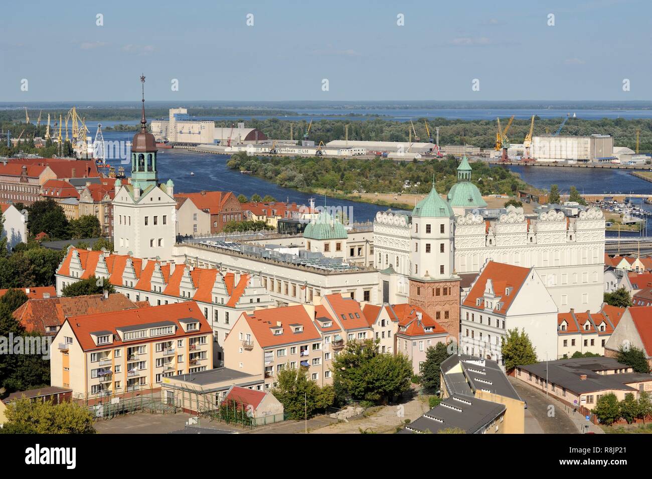 La Polonia, West Pomerania, Szczecin, castello dei duchi di Pomerania con il porto in background Foto Stock