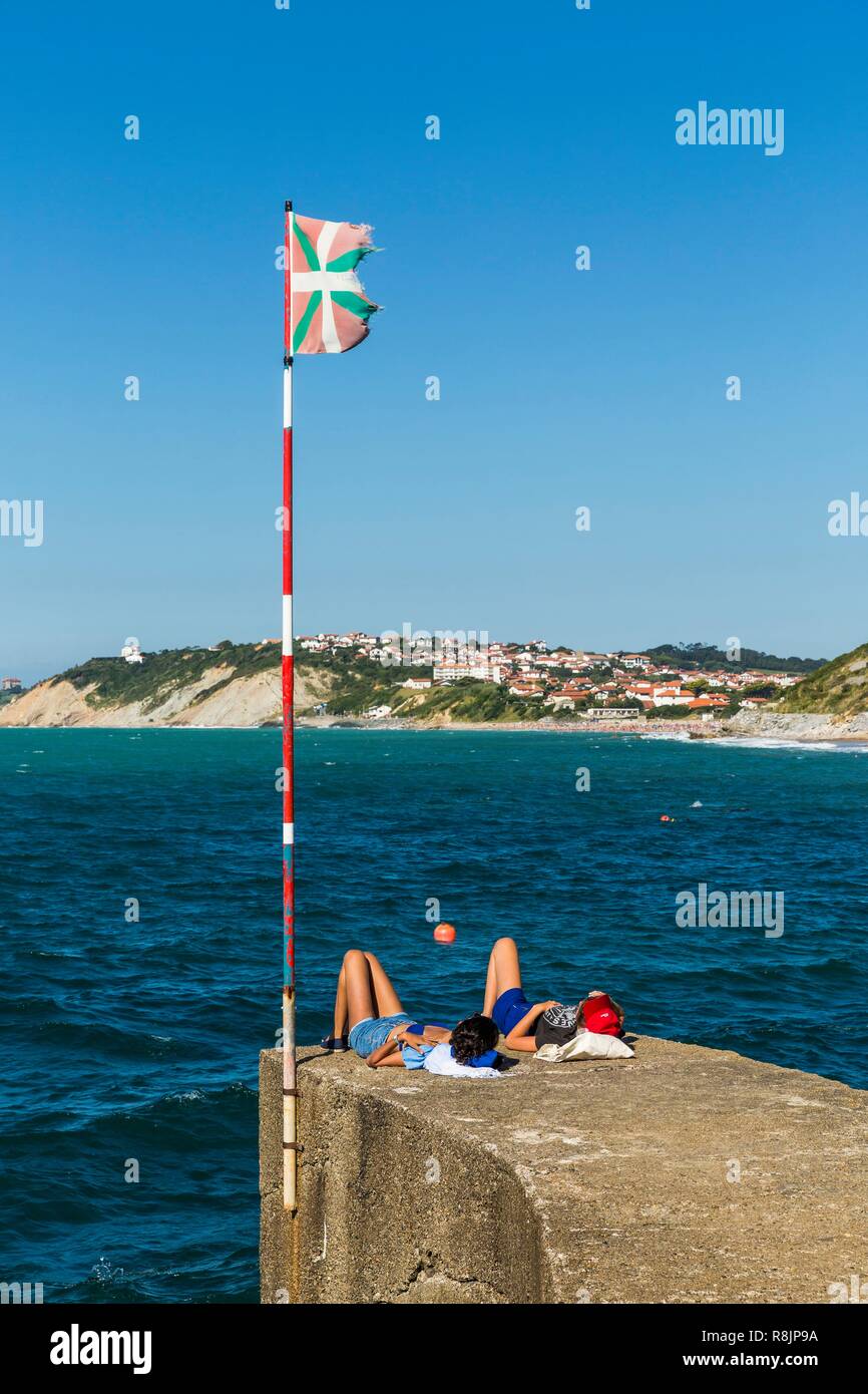 Francia, Pirenei Atlantiques, crogiolatevi paese, Guethary, del porto di pesca di Guethary Foto Stock