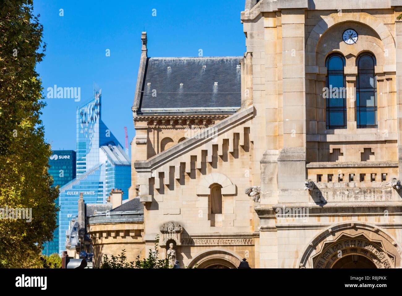 Francia, Hauts de Seine, Neuilly sur Seine, Saint Pierre de Neuilly chiesa e La Defense Foto Stock