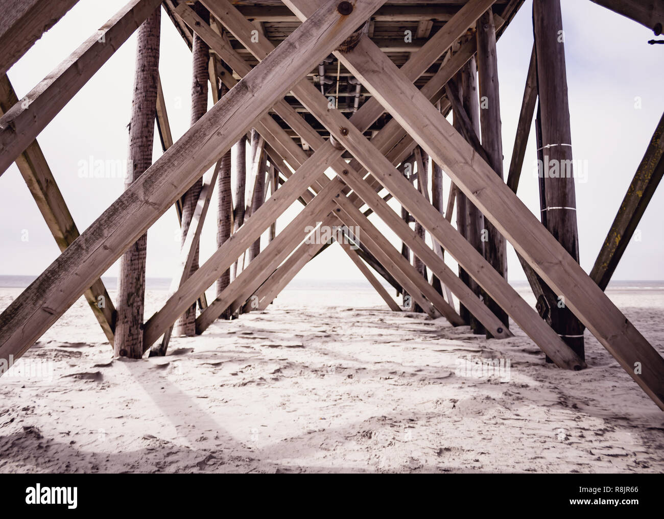 Vettori di legno di una seduta alta a nord mare spiaggia in Skt. Peter Ording in Germania. Foto Stock