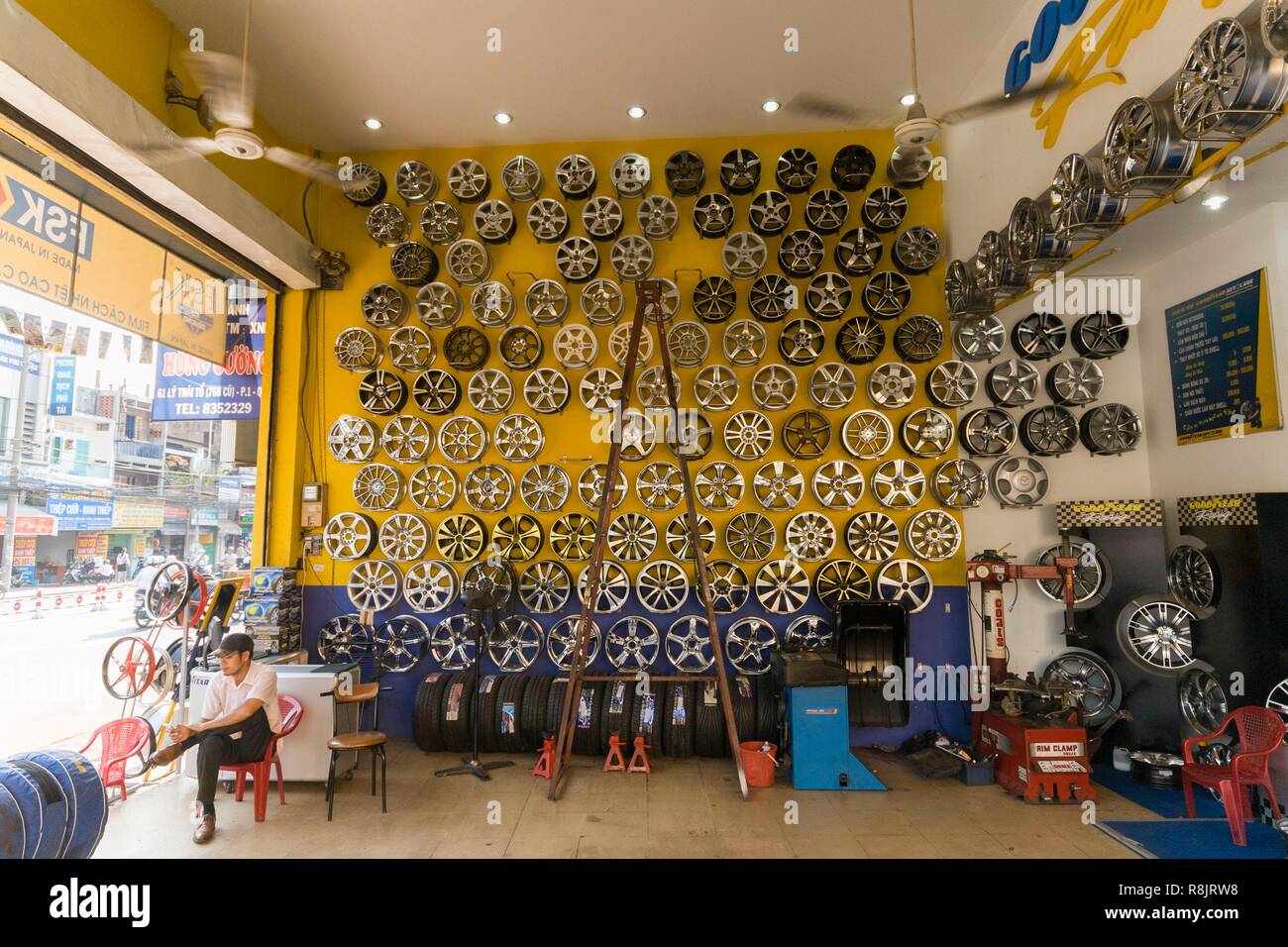 Il Vietnam, la regione di Sud Est, la città di Ho Chi Minh (Saigon), auto rim merchant Foto Stock