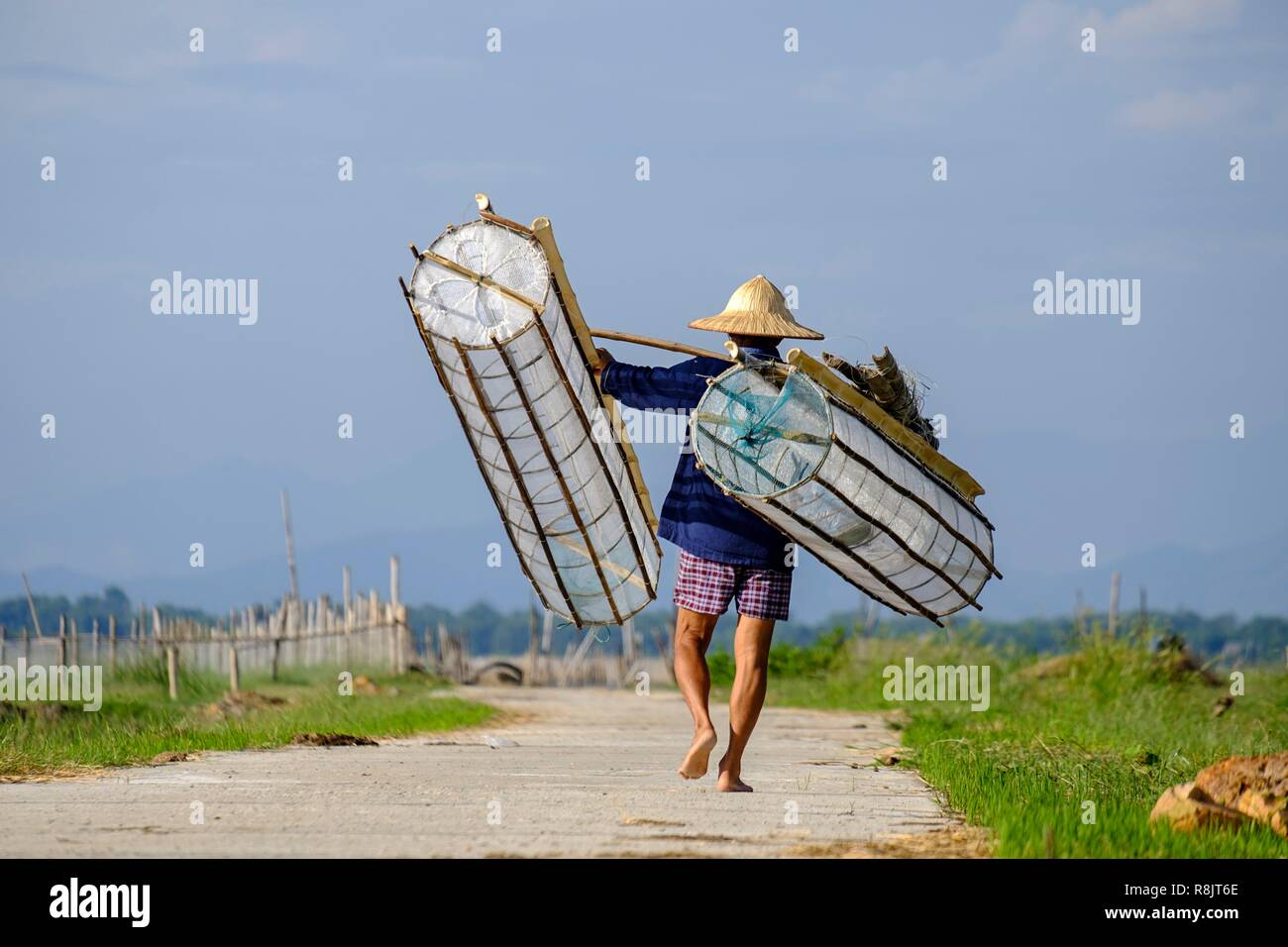 Il Vietnam, Thua Thien Huê provincia, Tam Giang, pescatore con il suo netsin la laguna Foto Stock