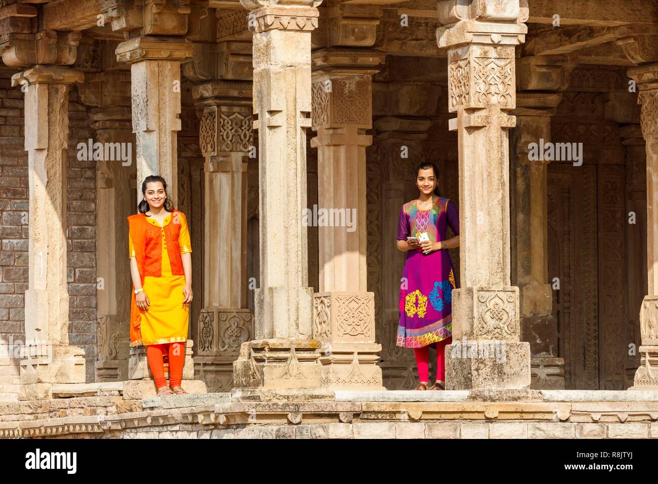 India, Madhya Pradesh, Chanderi, due ragazze nella moschea Khilji Foto Stock