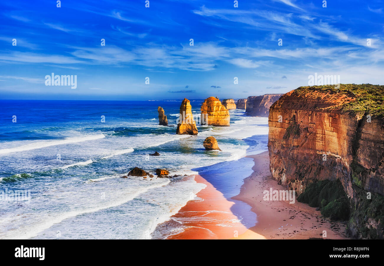 Iconici calcaree erose apostolo Rocks off costa australiana nella Great Ocean Road con dodici apostoli marina park in una giornata di sole. Foto Stock