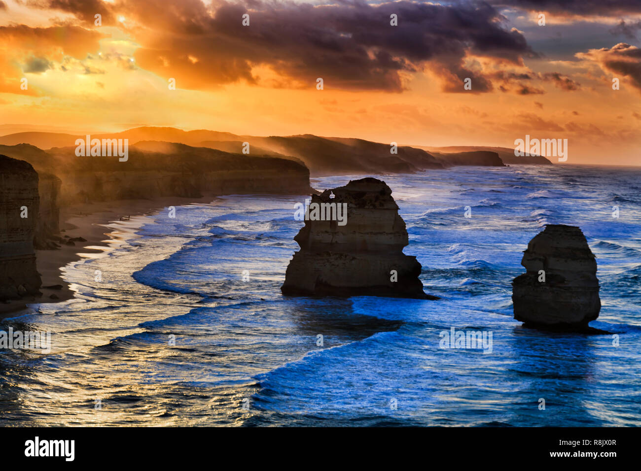 Due calcare scuro apostolo Rocks off gibsons passi sulla spiaggia di Australian Great Ocean Road dodici apostoli marina park a sunrise. Foto Stock