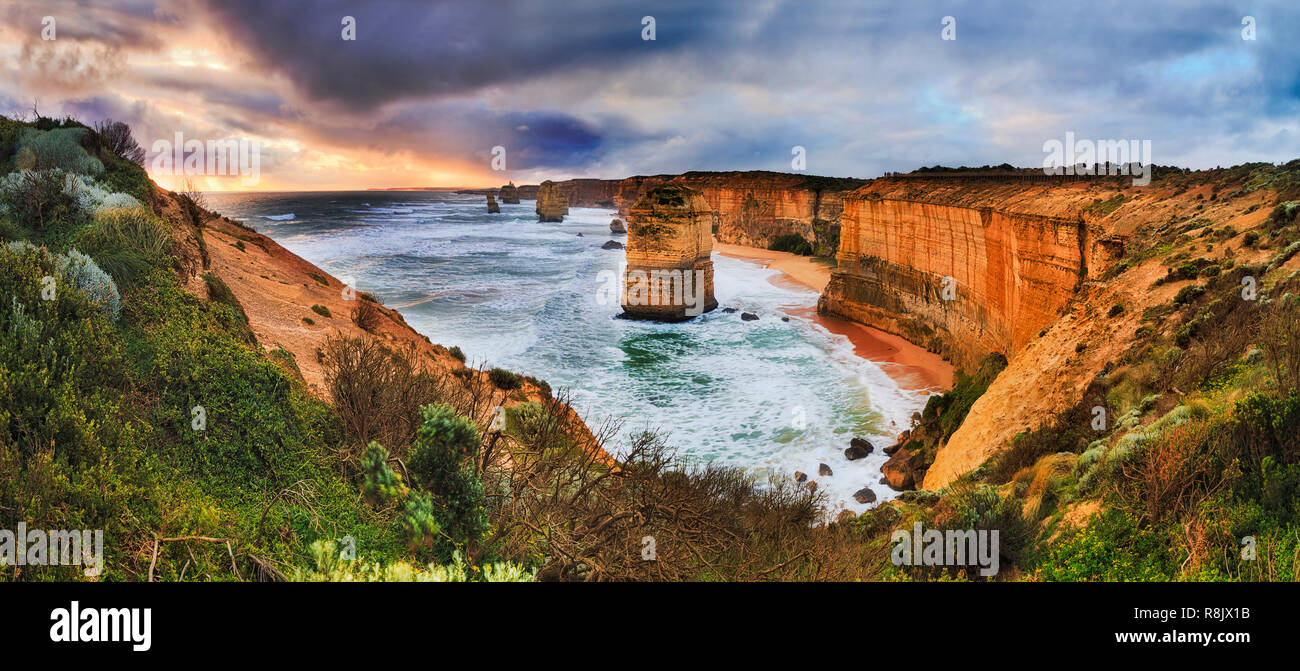 Great Ocean Road marina park con il calcare dodici apostolo Rocks off costa Australia visto dal centro visitatori looktout come al tramonto durante le tempeste Foto Stock
