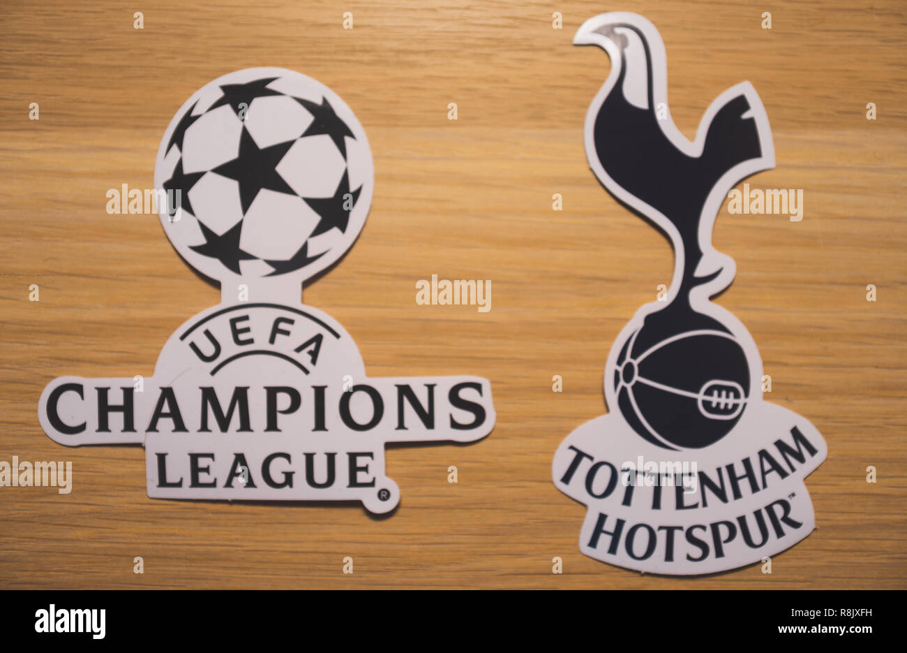 Il 15 dicembre 2018. Nyon SVIZZERA. Il logo del club calcistico Tottenham Hotspur e la UEFA Champions League. Foto Stock