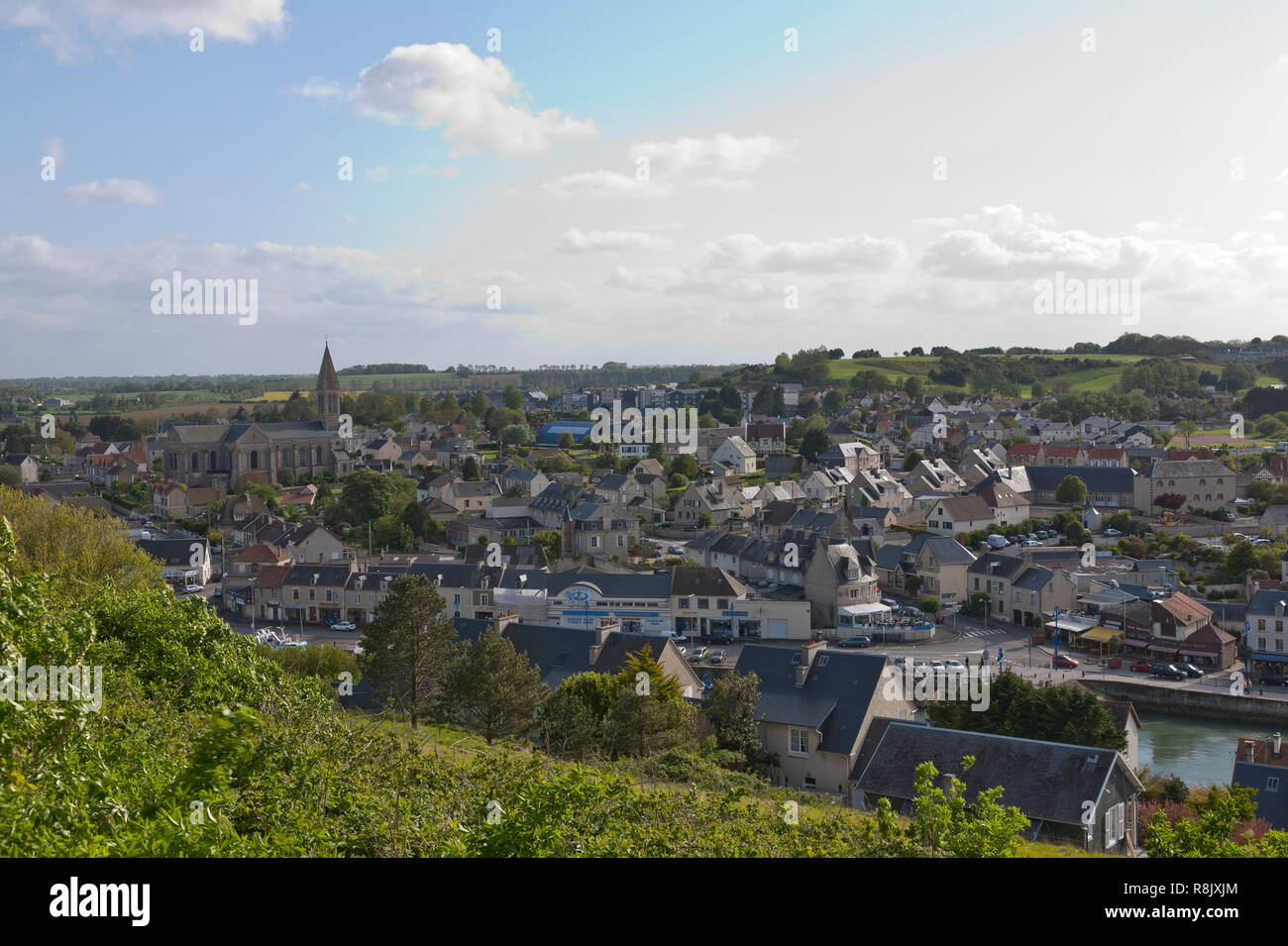 Vista aerea di Port-en-Bessin-Huppain, Calvados, Normandia, Francia. Una molla di compensazione del cielo della sera. Il porto e il canale inglese più lontano a destra Foto Stock