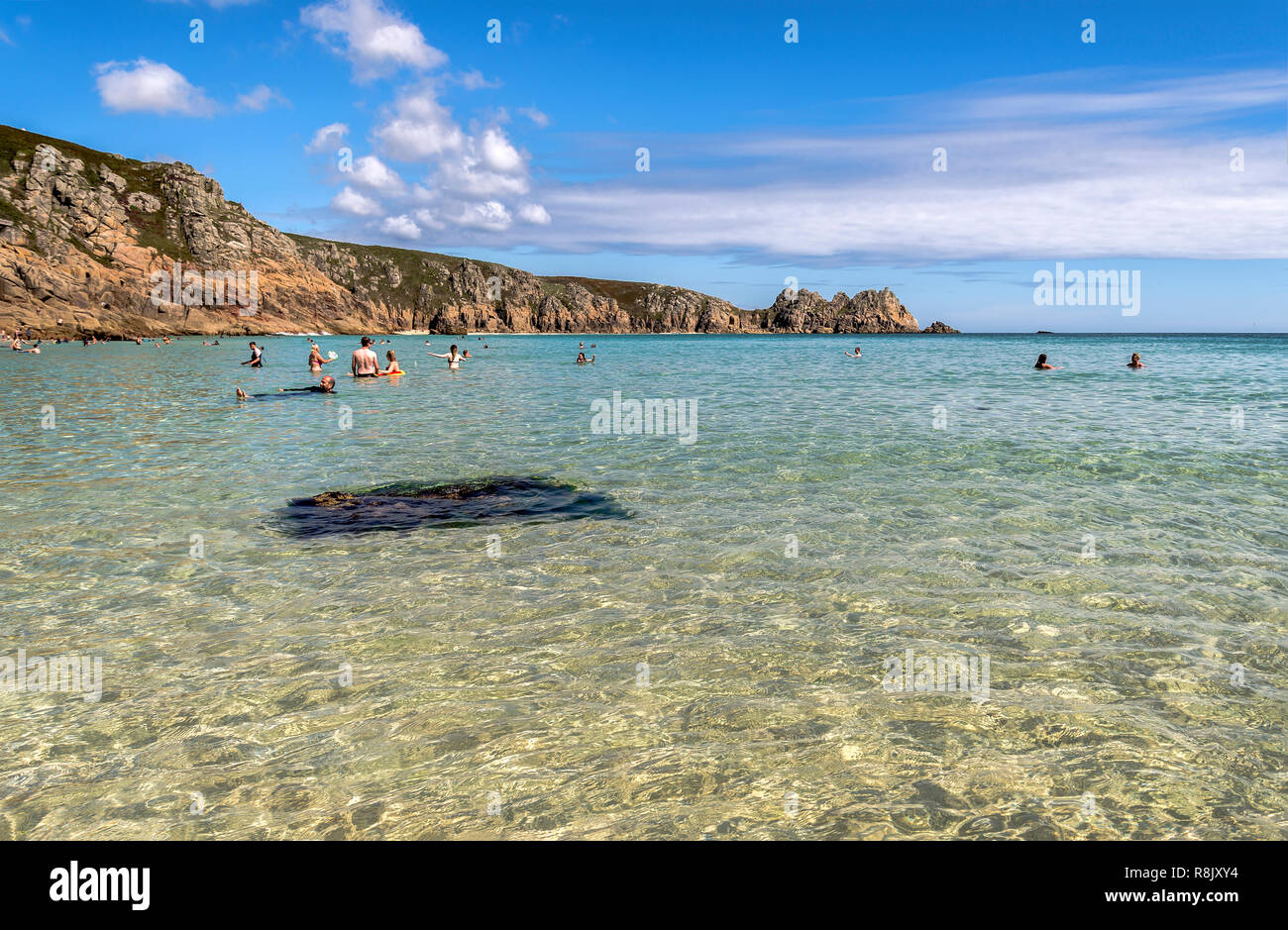 Nuoto in acque chiare Porthcurno beach West Cornwall Regno Unito Foto Stock