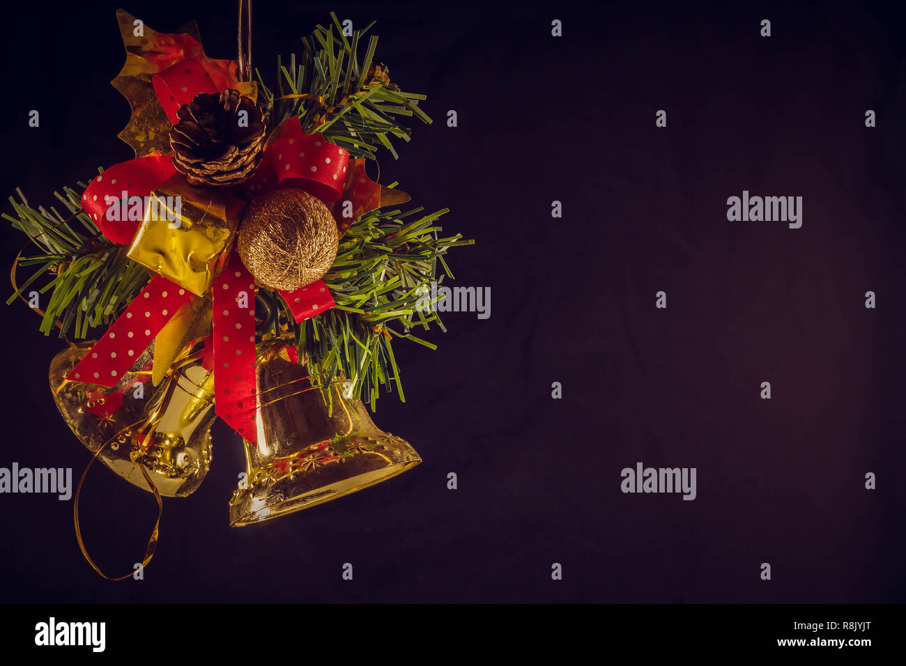 Natale rami verdi abbiamo mangiato con un regalo e le campane. Happy NY Foto Stock