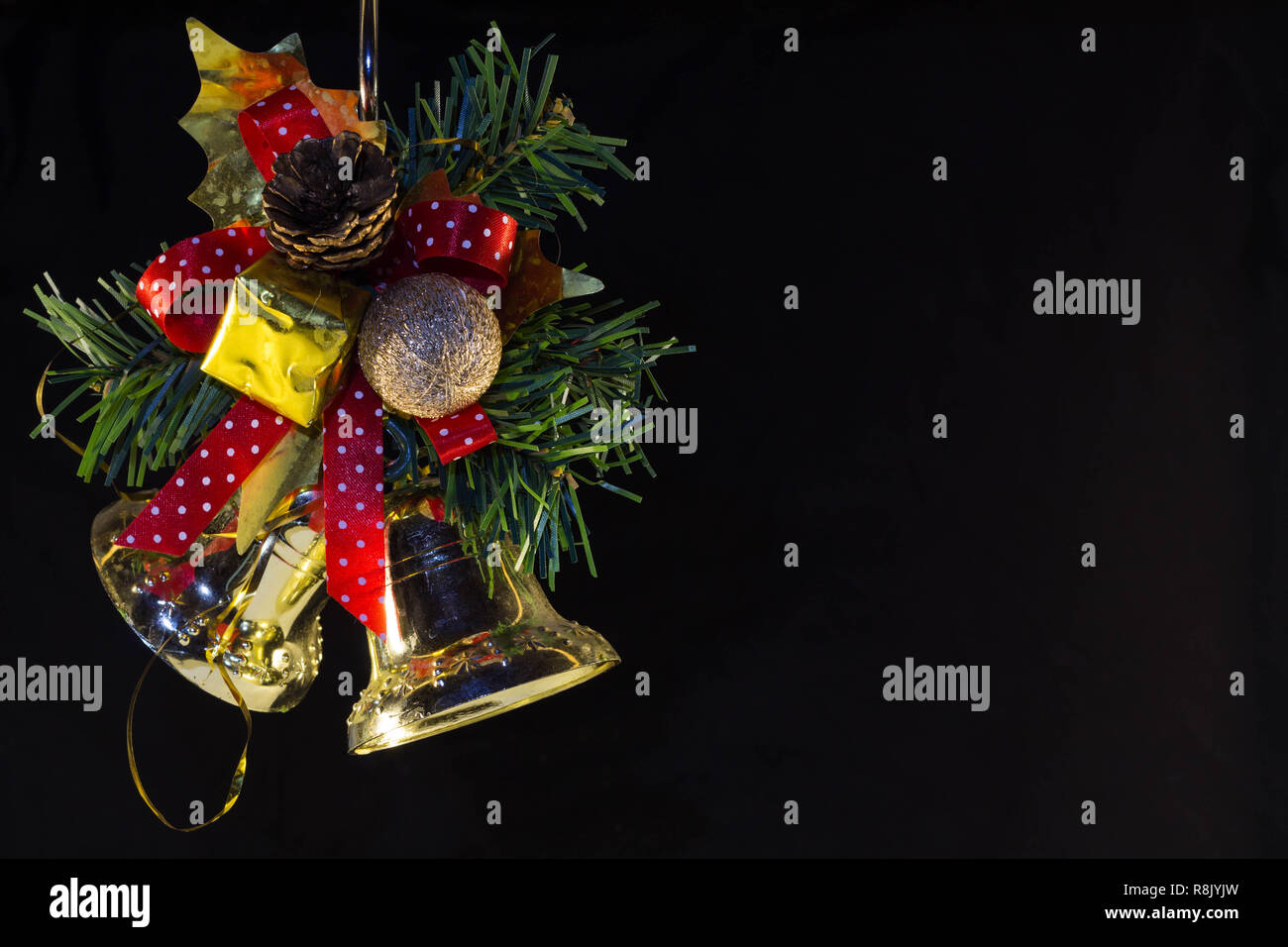 Natale rami verdi abbiamo mangiato con un regalo e le campane. Happy NY Foto Stock