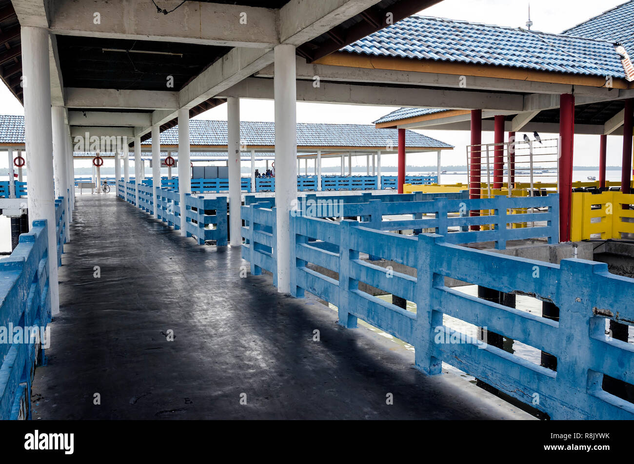 Il molo principale di Kampung Bagan Sungai Lima, un cinese autentico villaggio di pescatori, Malaysia. - Kampung Bagan Sungai Lima si trova sul quinto fiume Foto Stock