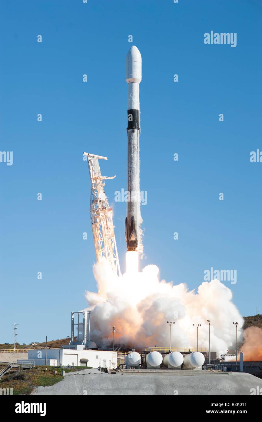 La SpaceX Falcon 9 rocket portante il volo spaziale SmallSat SSO esprimono una satelliti di blasti fuori dallo spazio complessi di lancio 4 in corrispondenza della base aerea di Vandenberg Dicembre 3, 2018 nei pressi di Lompoc, California. Il SmallSat Express è il primo interamente dedicato rideshare missione 64 portante un veicolo spaziale da 34 diverse organizzazioni in un Sun-Synchronous in bassa orbita terrestre. Foto Stock