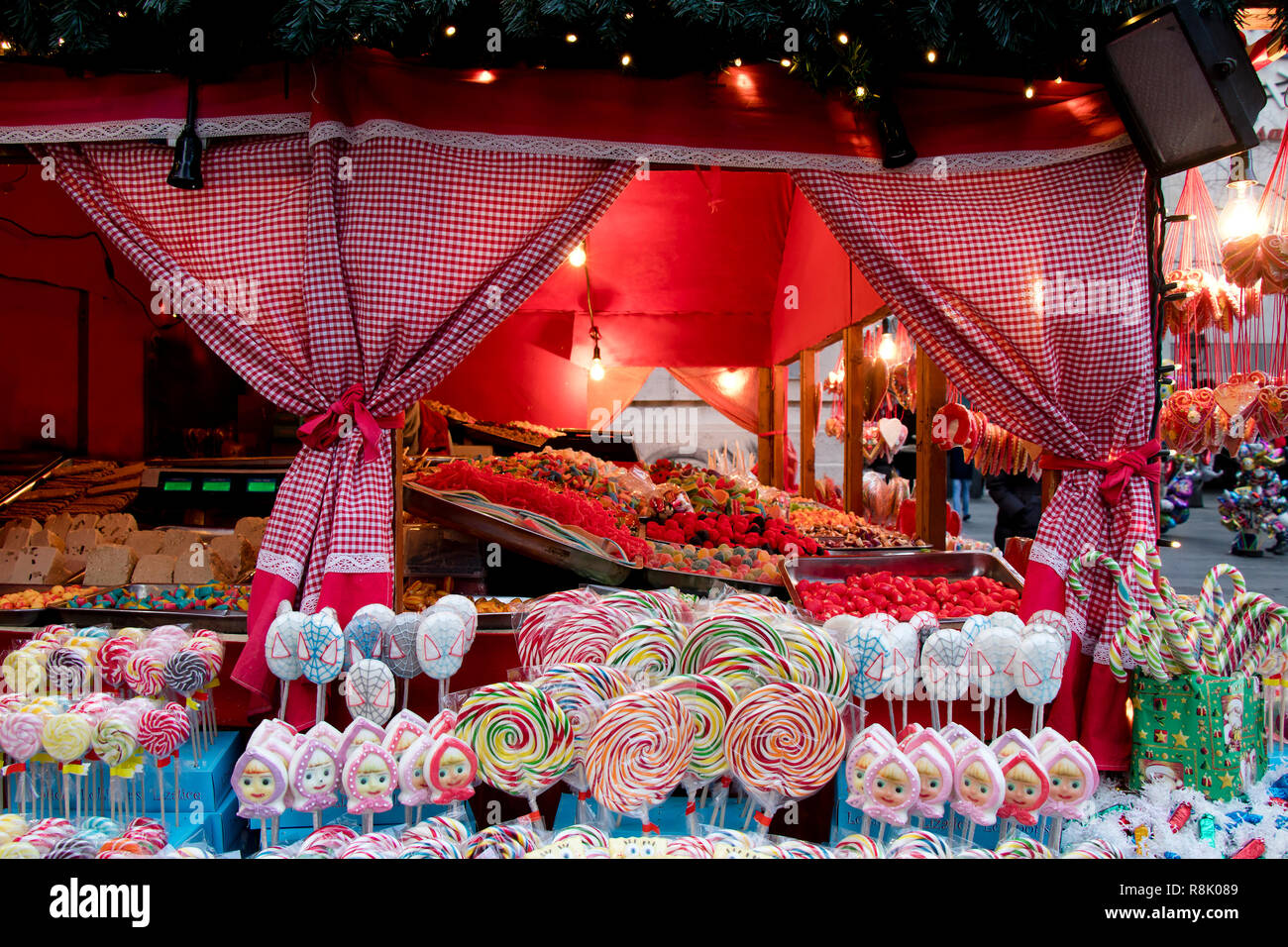 Mercatino di Natale di stand con caramelle e lecca lecca, sulla strada di città Foto Stock