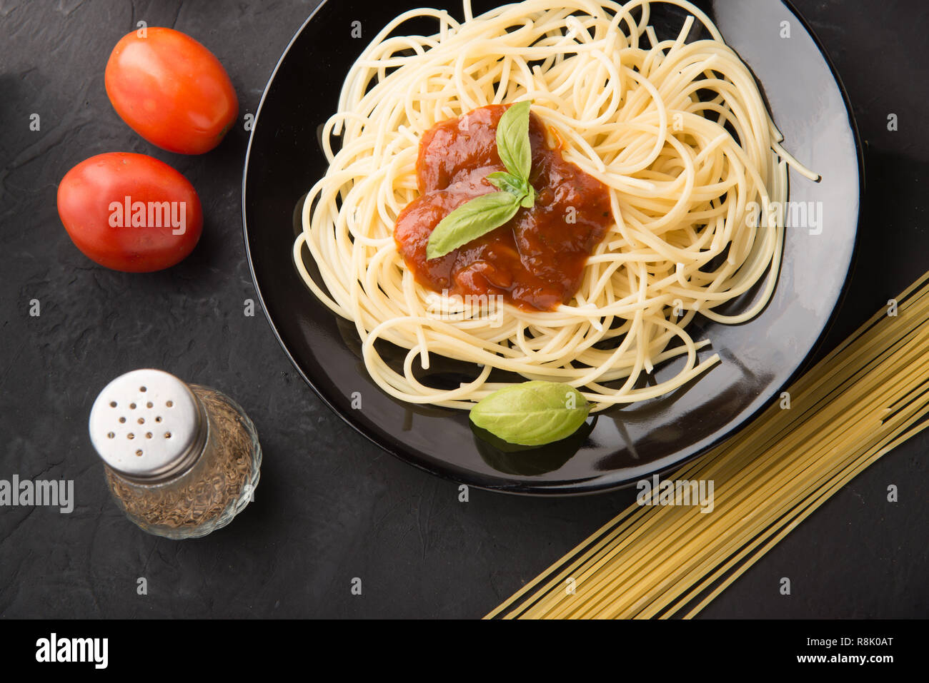 Piastra del delizioso spaghetti bolognese o bolognese con gustosa carne macinata e salsa di pomodoro Foto Stock