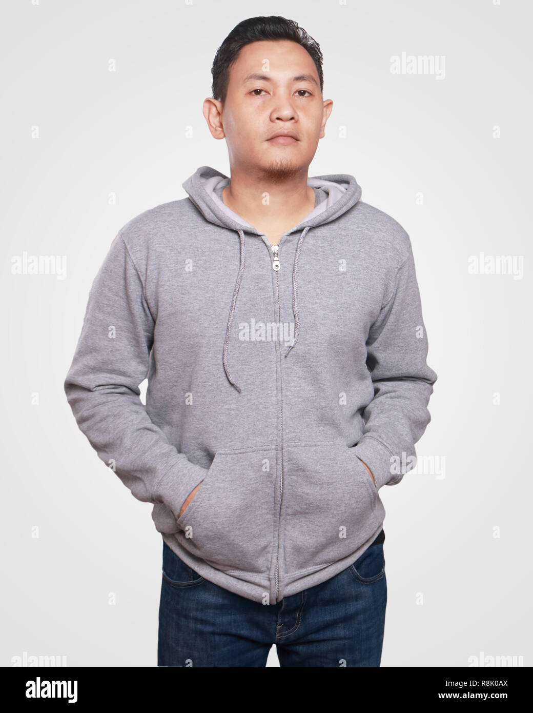 Felpa vuoto mock up, vista frontale. Asian maschio modello usura normale felpa con cappuccio grigio mockup. Felpa con cappuccio design presentazione. Jumper per la stampa. Vestiti in bianco il sudore Foto Stock