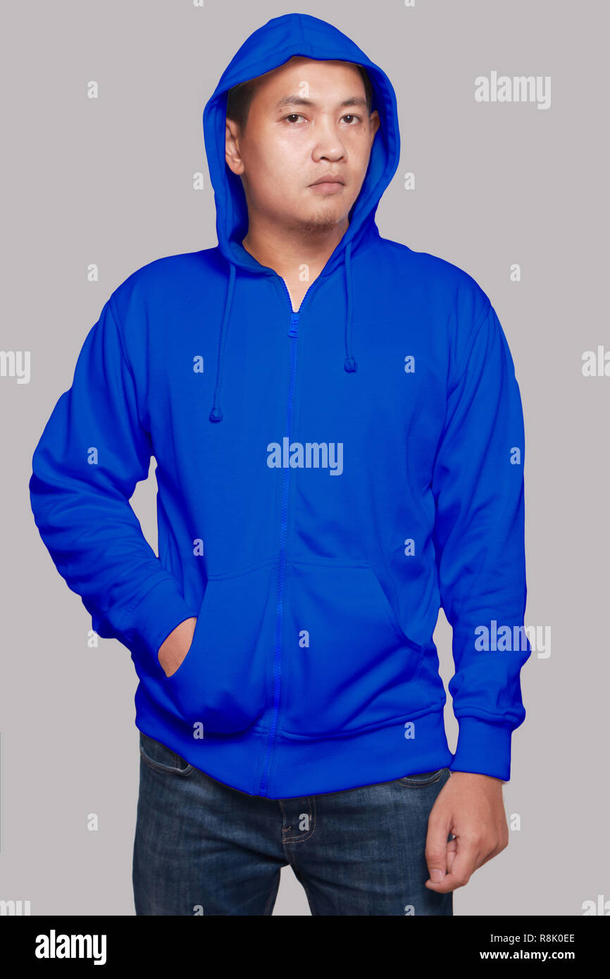 Felpa vuoto mock up, vista frontale, isolato su grigio. Asian maschio modello usura normale felpa con cappuccio blu mockup. Felpa con cappuccio design presentazione. Jumper per la stampa. B Foto Stock