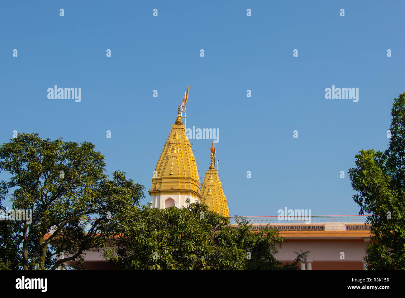 Indian tempio d'oro vista dall'alto, sullo sfondo del cielo blu e tress Foto Stock