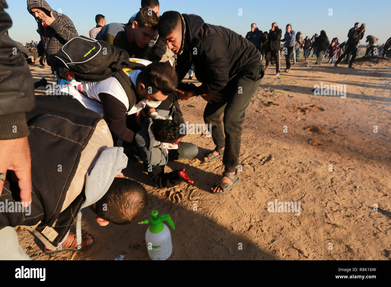 La striscia di Gaza, la Palestina. Il 14 dicembre 2018 un uomo ferito, durante le forze israeliane intervenire in dimostranti palestinesi come stadio hanno una protesta dentro th Foto Stock