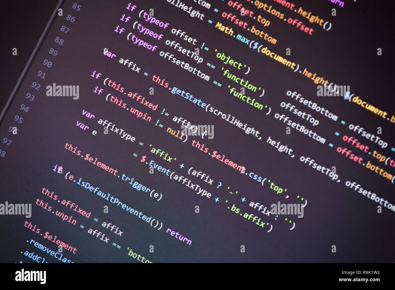 Colorato la programmazione php e html il codice sorgente su un monitor scritto da un giovane programmatore. Foto Stock
