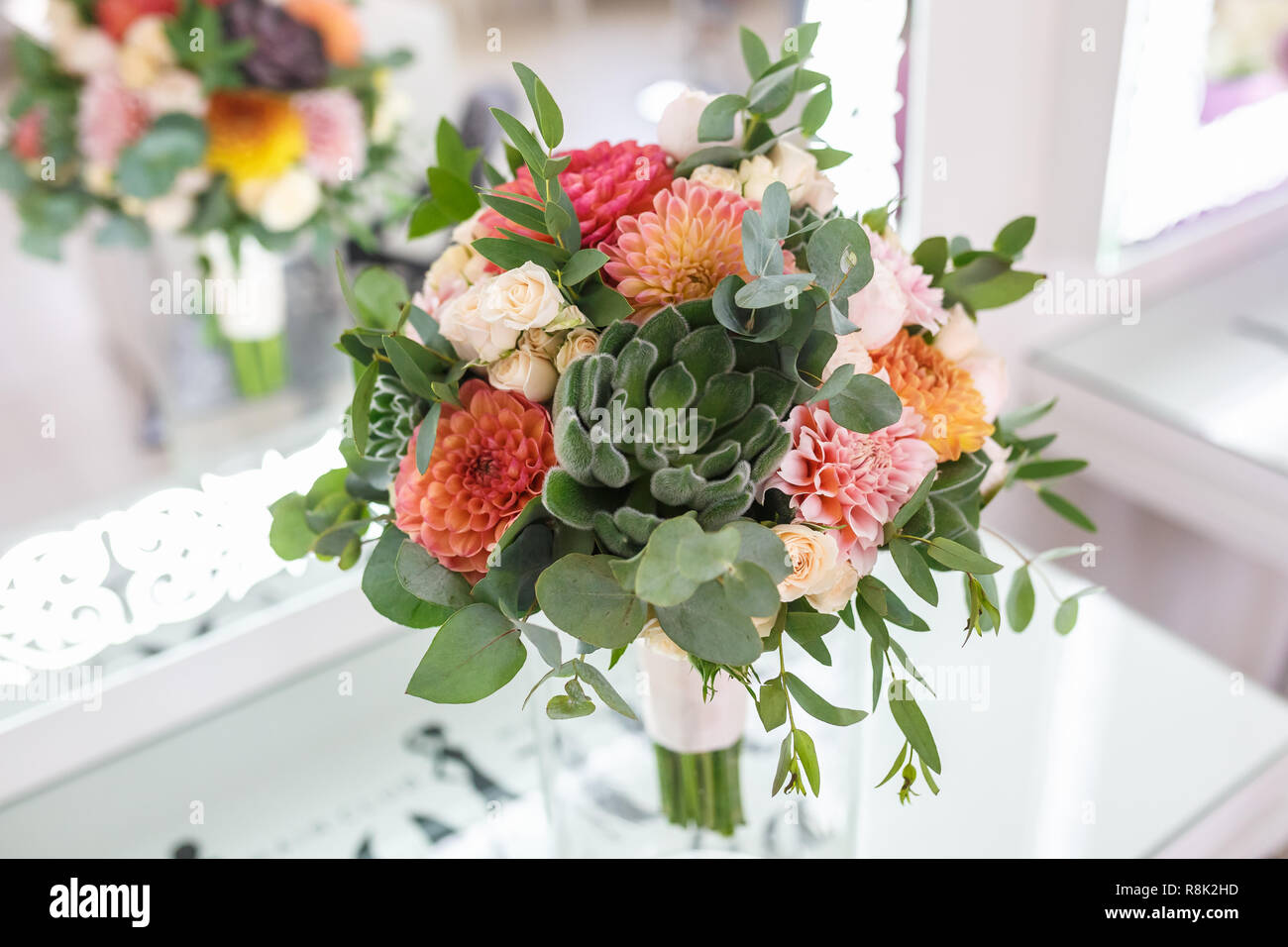 Brillante Bouquet nozze d'estate dalie e rose Foto Stock