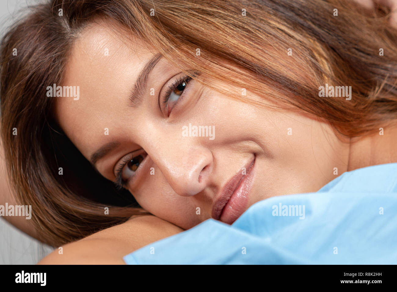 Sorriso. Ritratto di una giovane e bella donna. Volto femminile close up Foto Stock