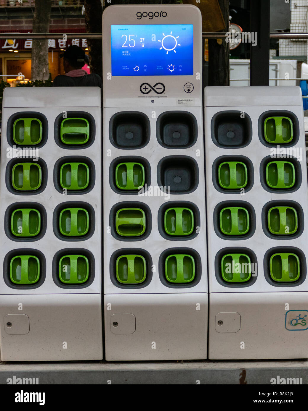 Taipei, Taiwan - 1 Dicembre 2018: stazione di carica per batterie di Taiwan-basato Gogoro scooter elettronico Foto Stock