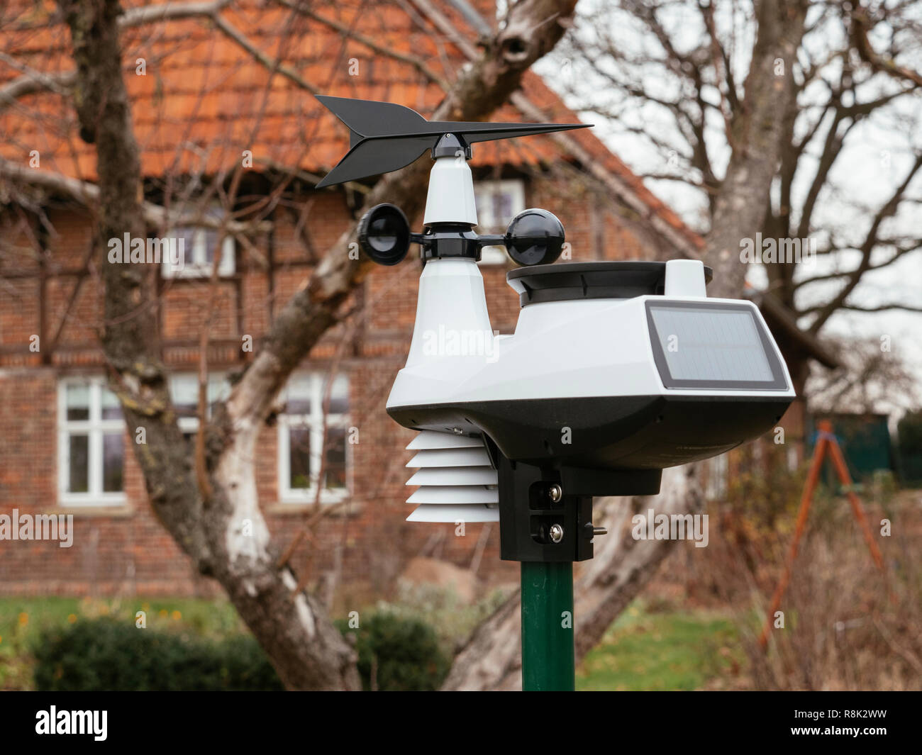 Stazione meteorologica personale con più sensori in corrispondenza di una vecchia fattoria in Germania. Foto Stock