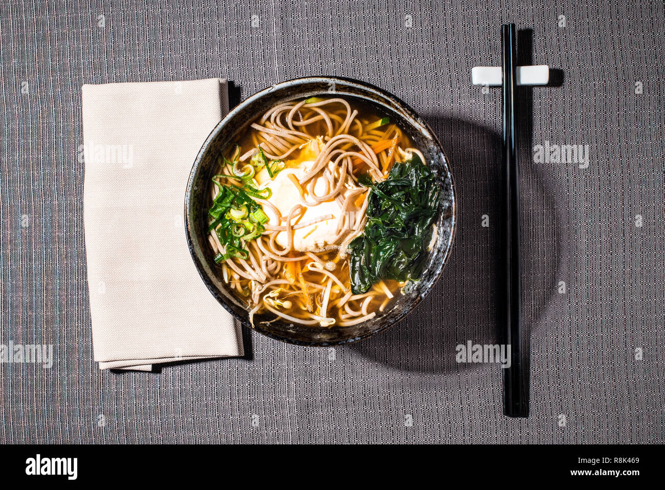 Soba udon con uovo, porri e carote, zucchine e alghe zuppa mista Foto Stock