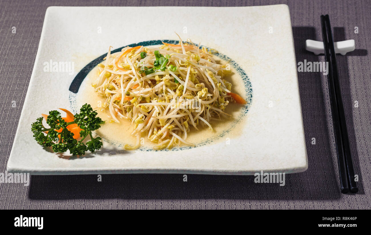 Spaghetti con i semi di soia, le carote e i porri, Fusion Cuisine Foto Stock