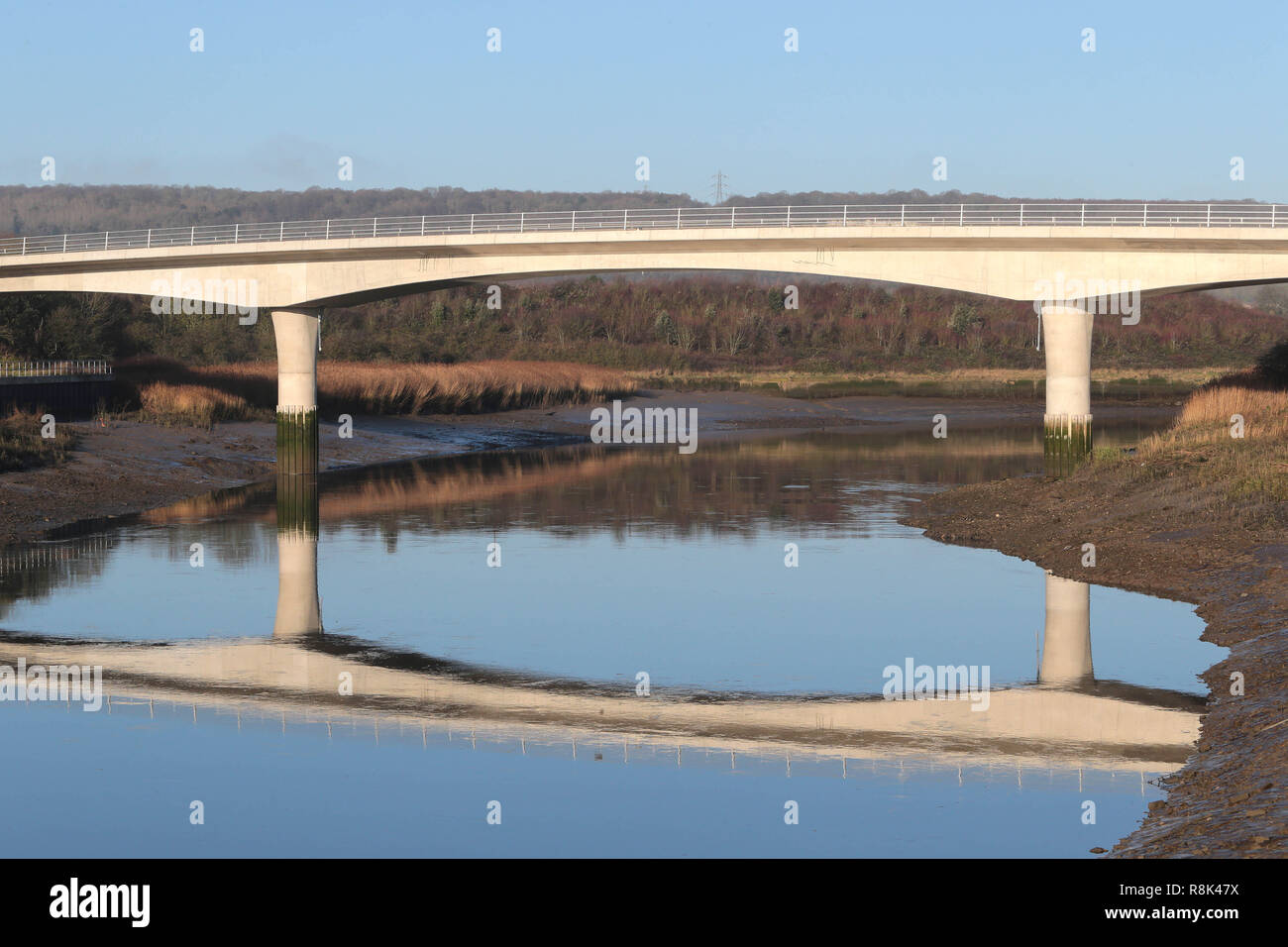 Peters Village, Wouldham, Kent ME1. Il nuovo sviluppo del villaggio si trova sulle rive del fiume Medway sul sito dell'ex Peters opere in cemento Foto Stock