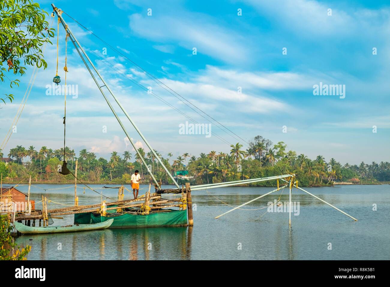 India, stato del Kerala, Vypin isola (sobborgo di Kochi), laguna dietro Cherai Beach, cinese fishnig reti importati da operatori commerciali cinesi nel XIV e XV secolo Foto Stock
